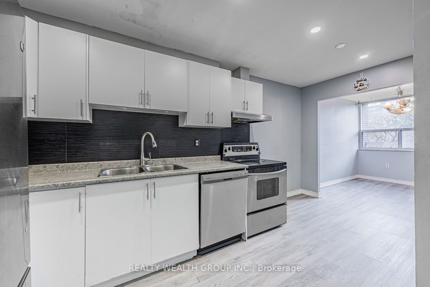 #306 - 4062 Lawrence Avenue Property Photo