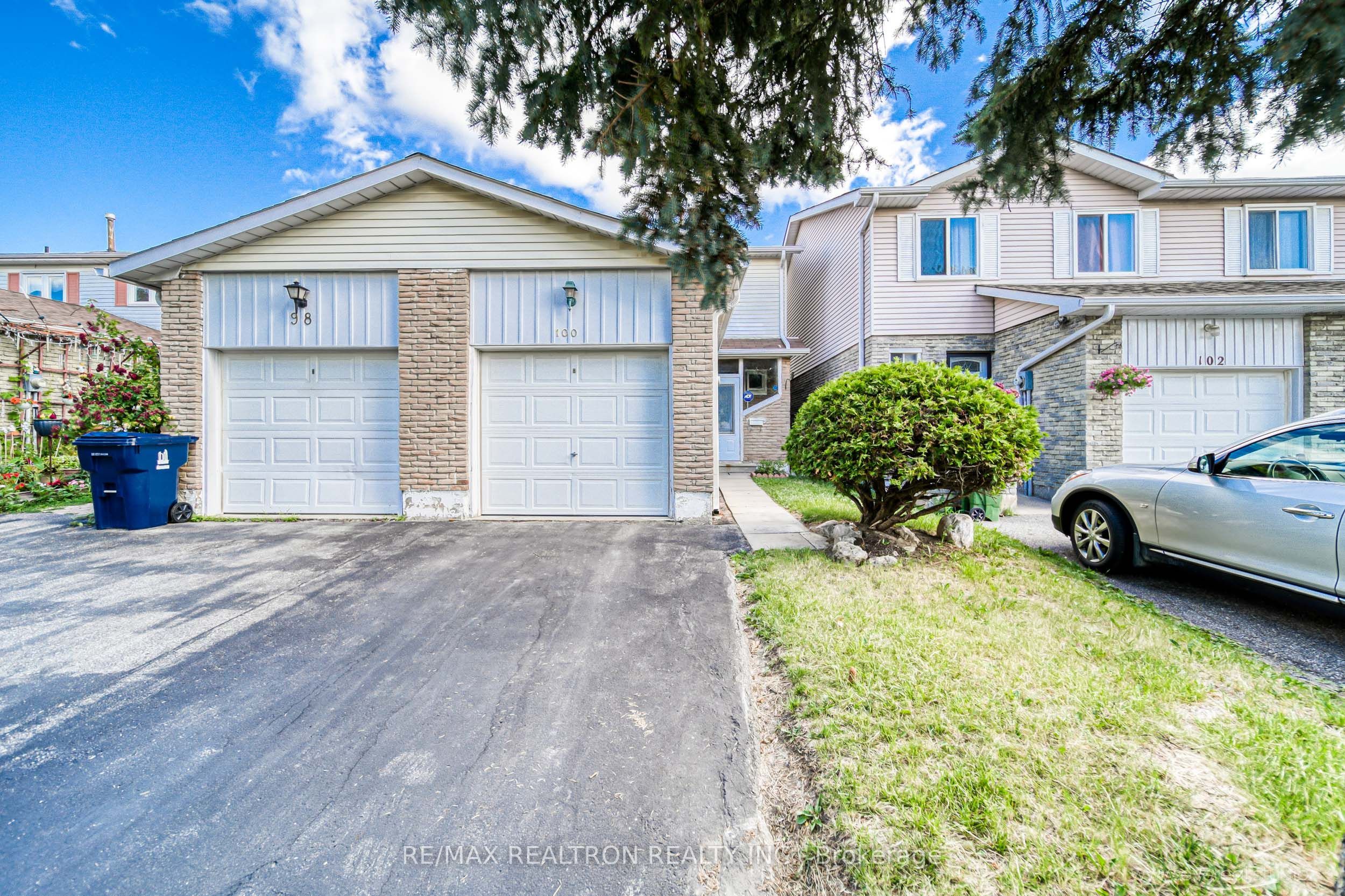 100 Rakewood Crescent Property Photo