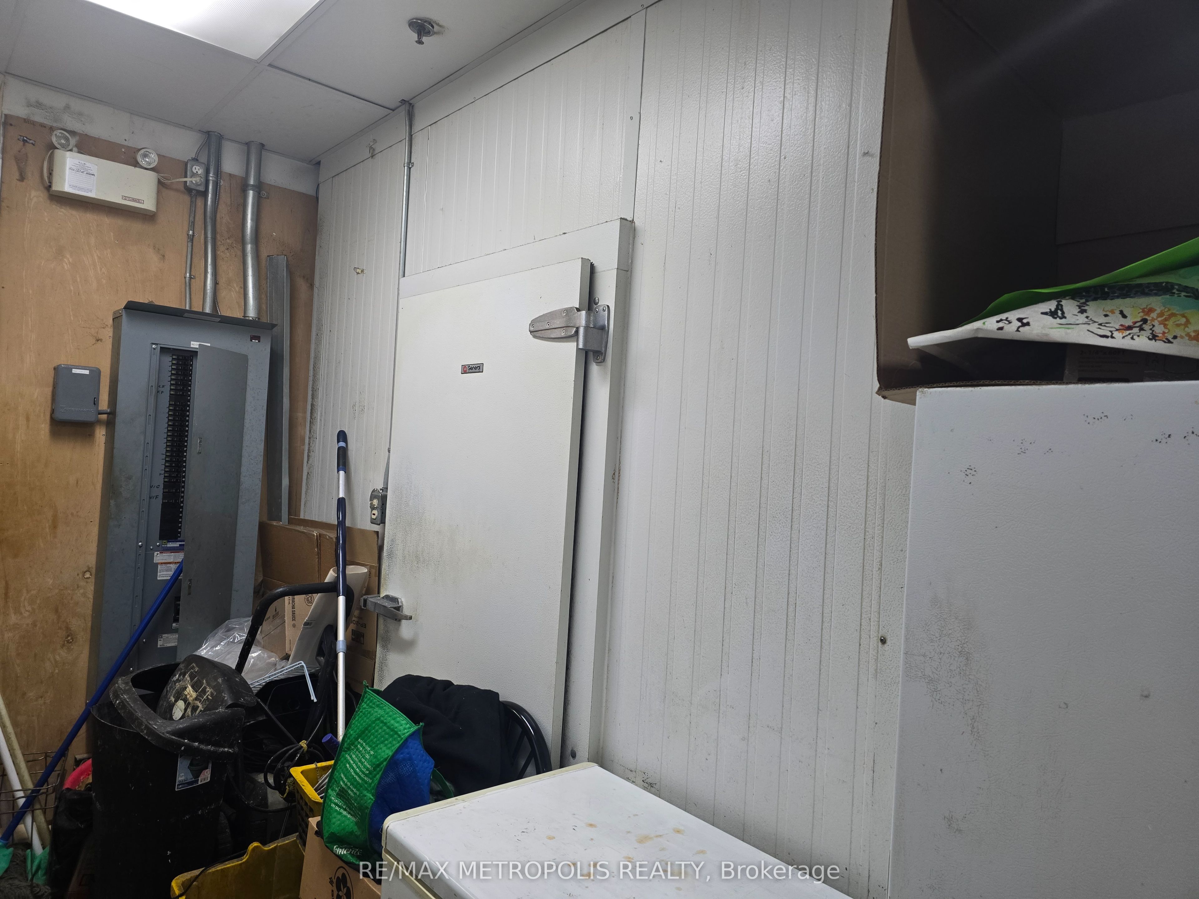 2432 Eglinton Avenue Property Photo 10
