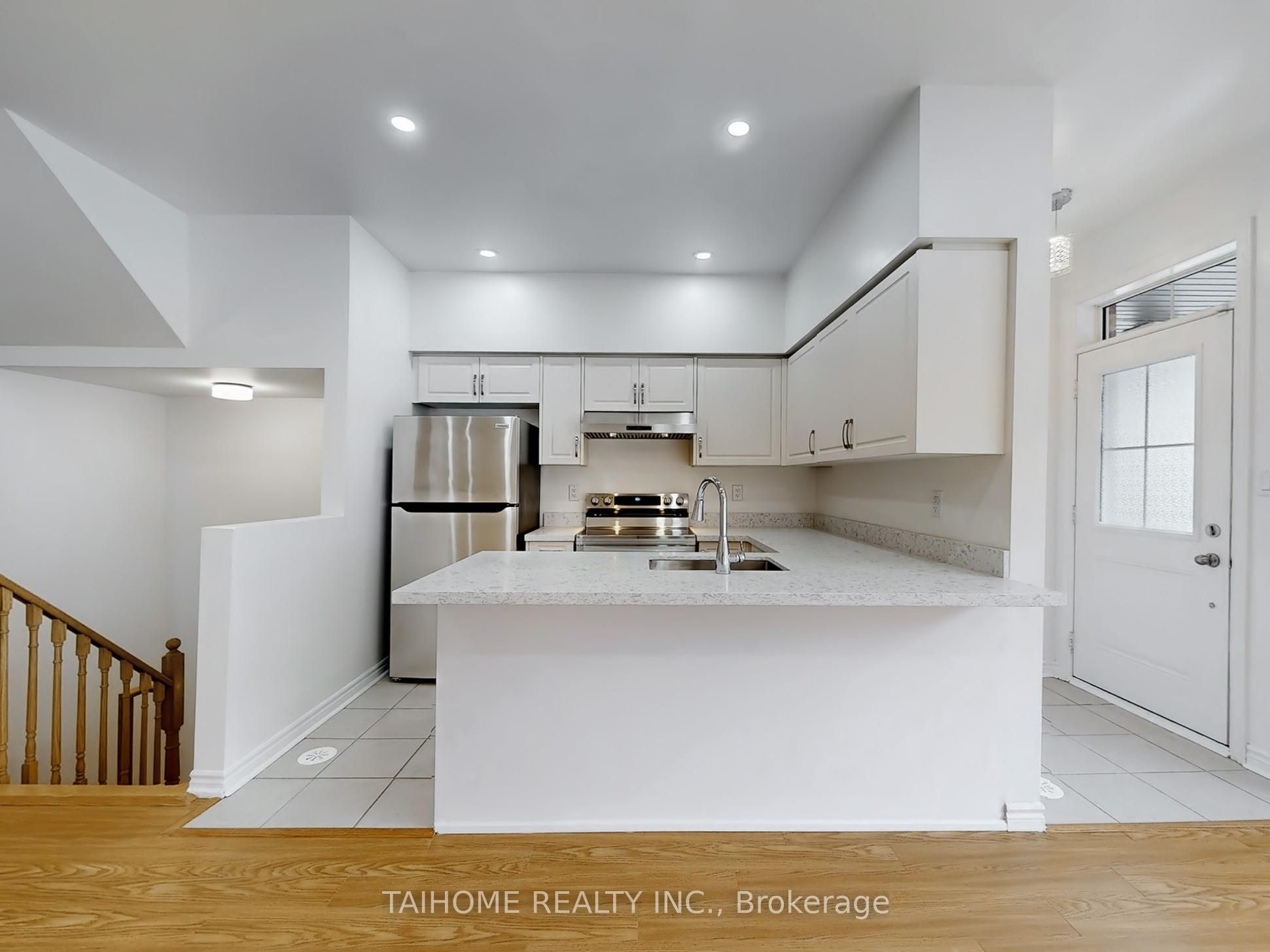8 Eaton Park Lane 3 Property Photo 10