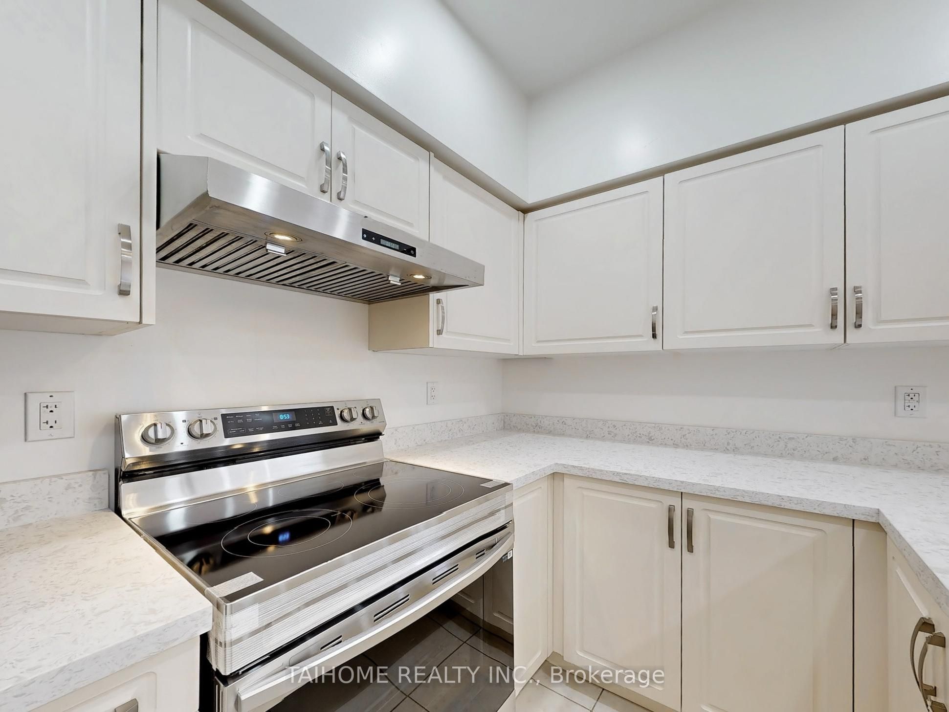8 Eaton Park Lane 3 Property Photo 11