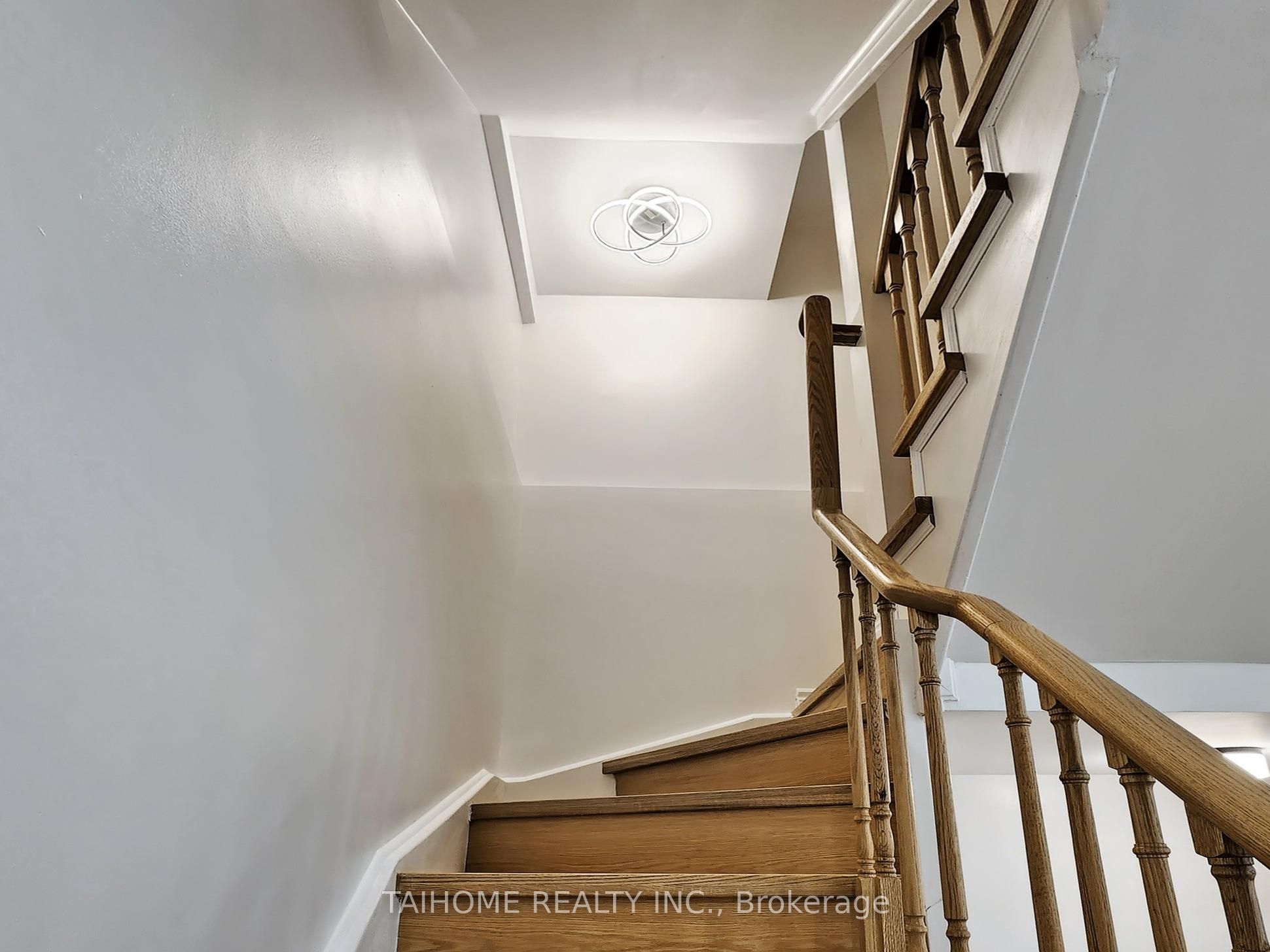 8 Eaton Park Lane 3 Property Photo 13