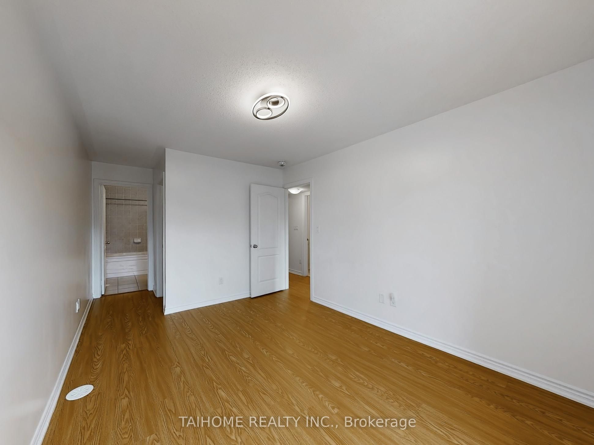 8 Eaton Park Lane 3 Property Photo 19