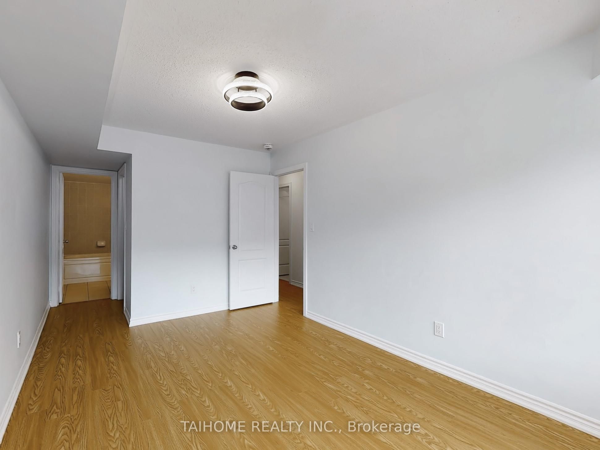 8 Eaton Park Lane 3 Property Photo 25