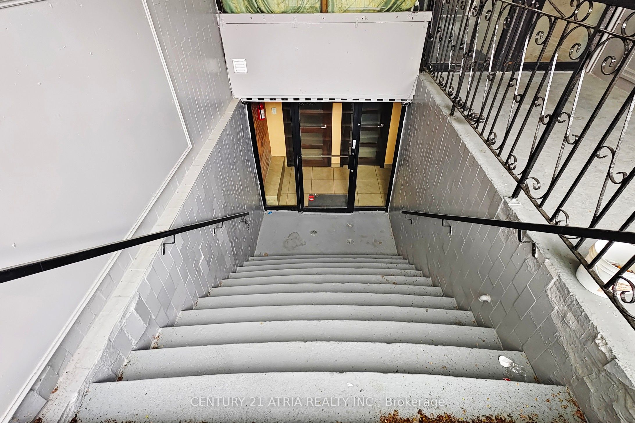 #lower - 2828 Danforth Avenue Property Photo 6