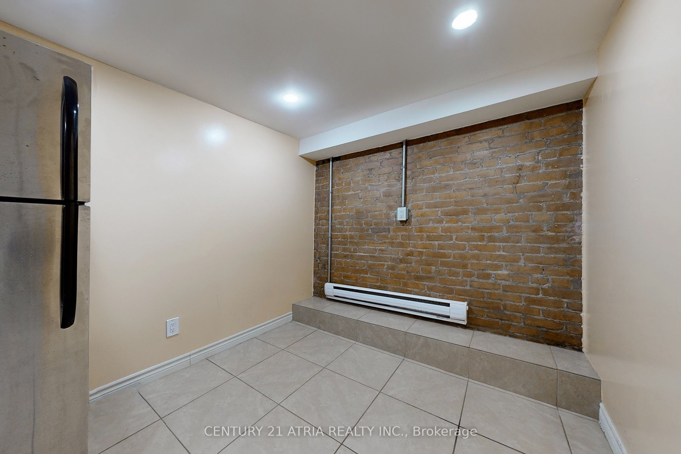 #lower - 2828 Danforth Avenue Property Photo 13