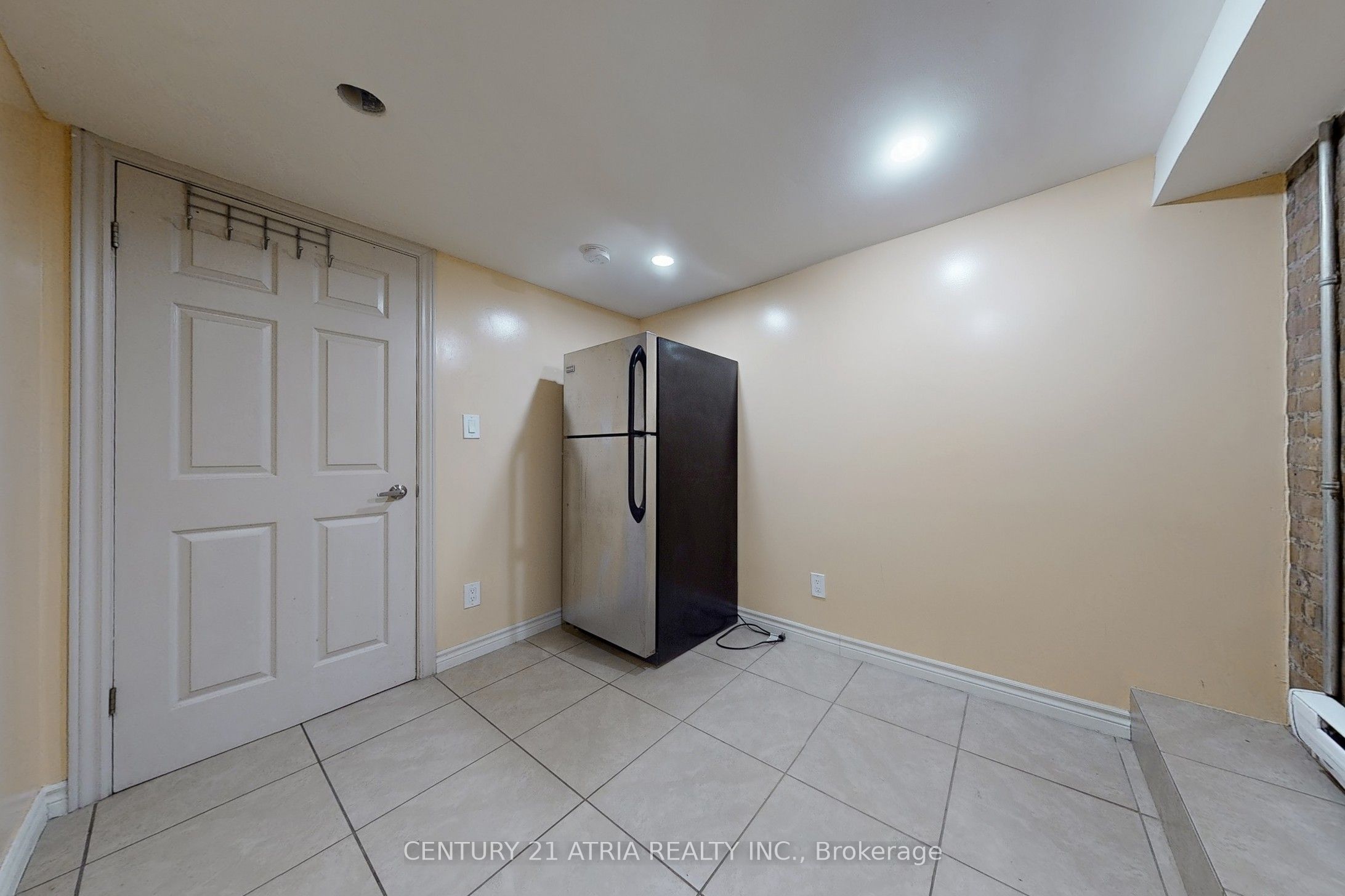 #lower - 2828 Danforth Avenue Property Photo 14