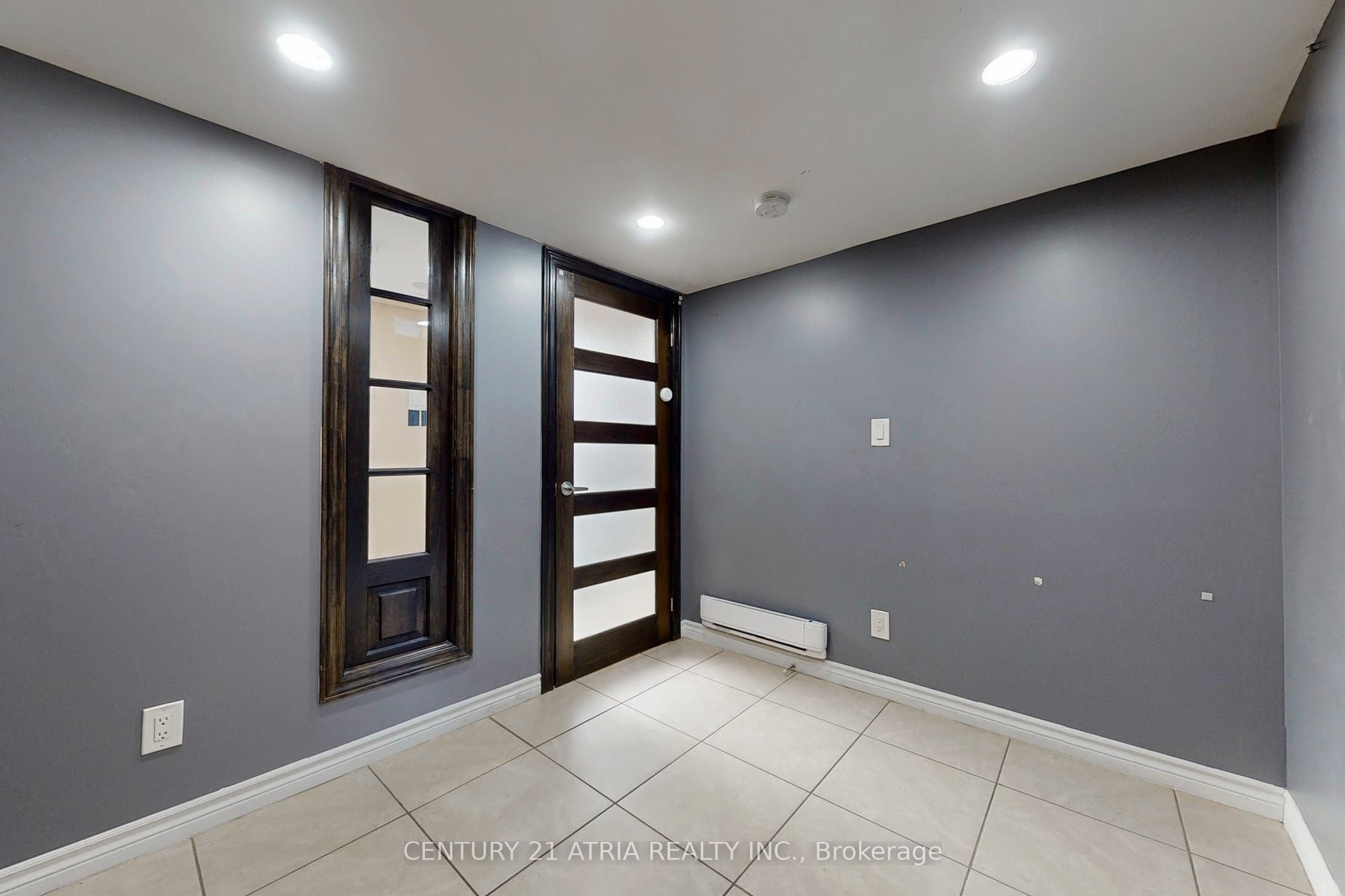#lower - 2828 Danforth Avenue Property Photo 17