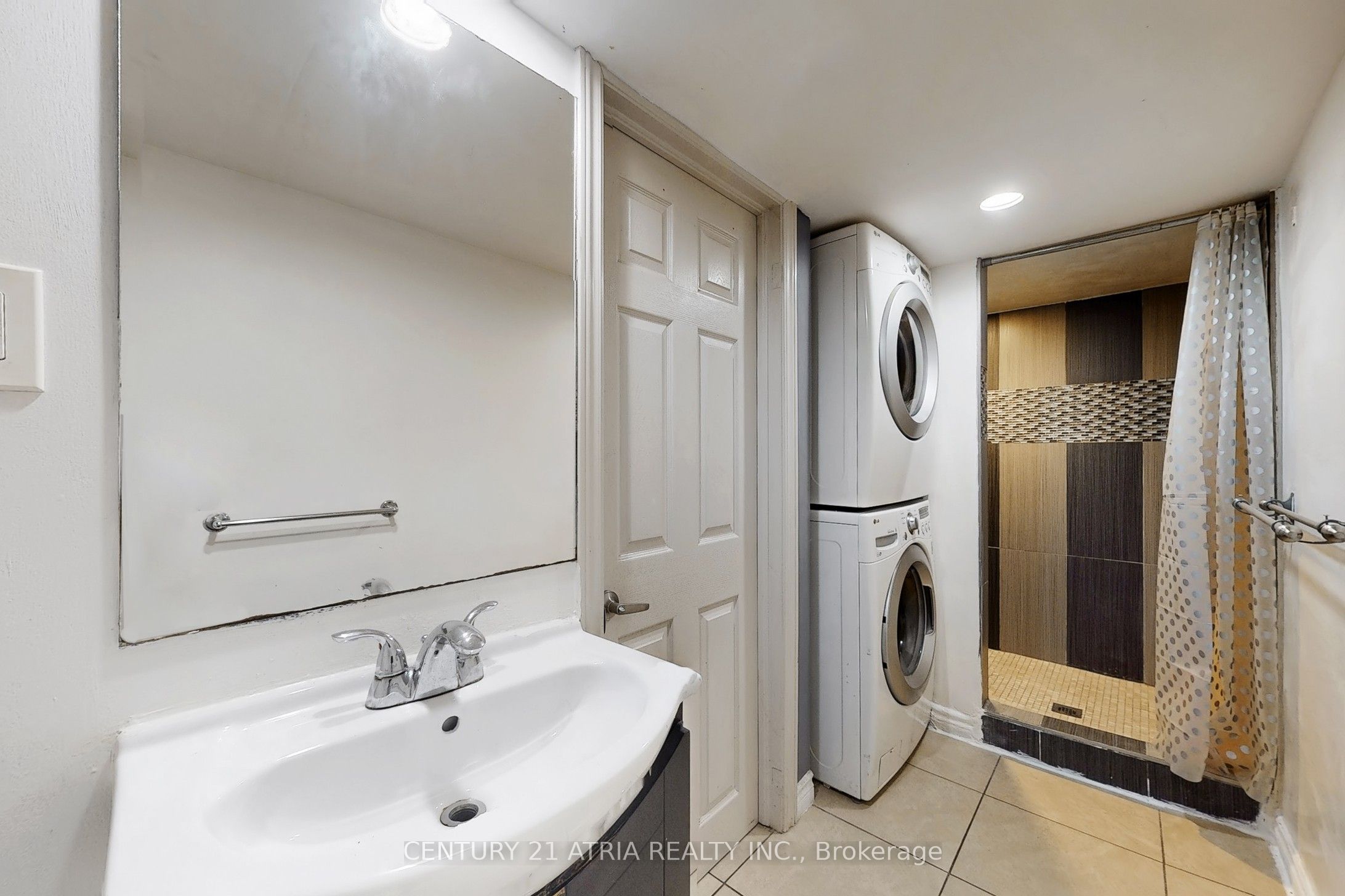 #lower - 2828 Danforth Avenue Property Photo 19