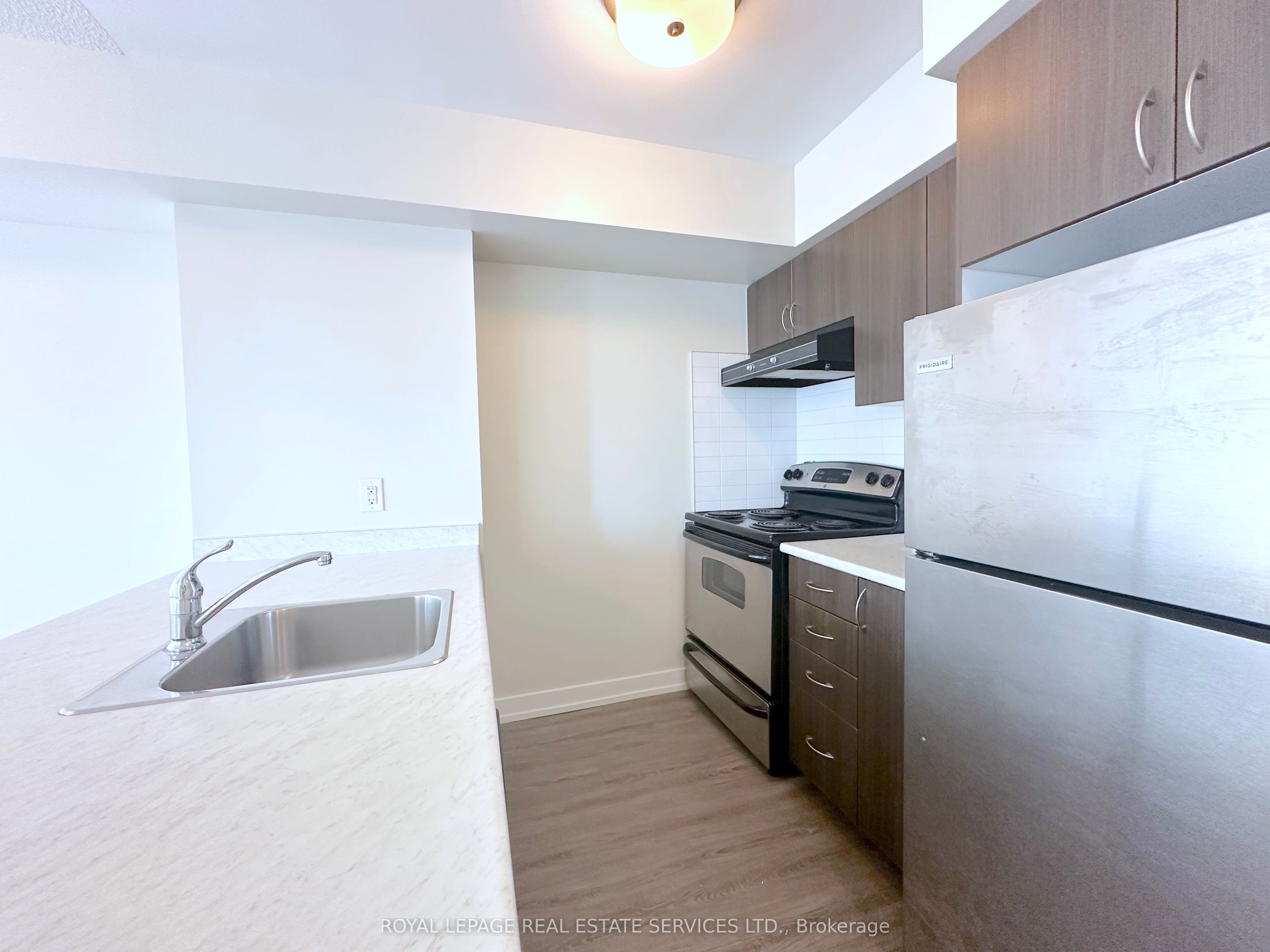 73 Bayly St W Property Photo 3