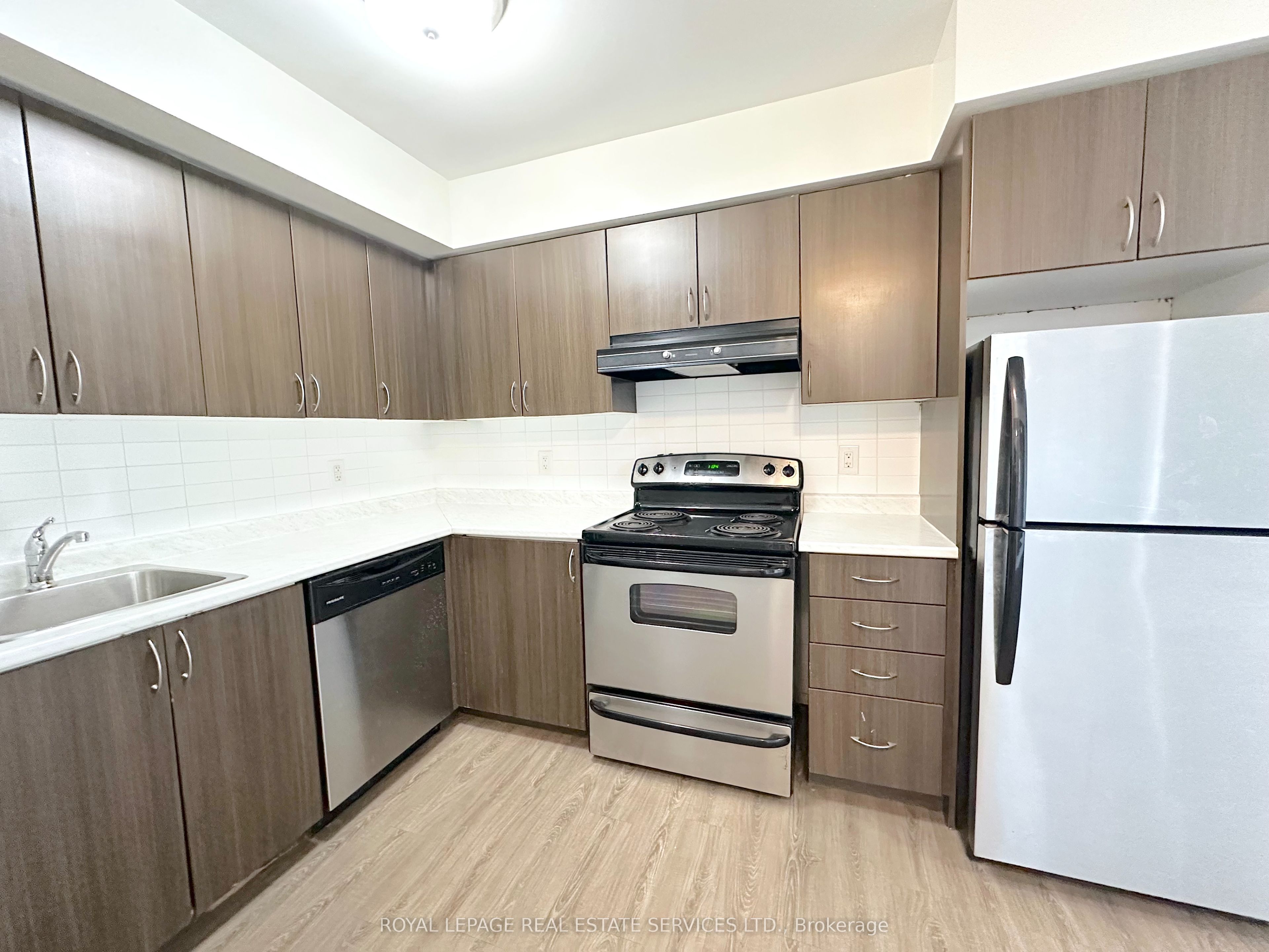 73 Bayly St W Property Photo 4
