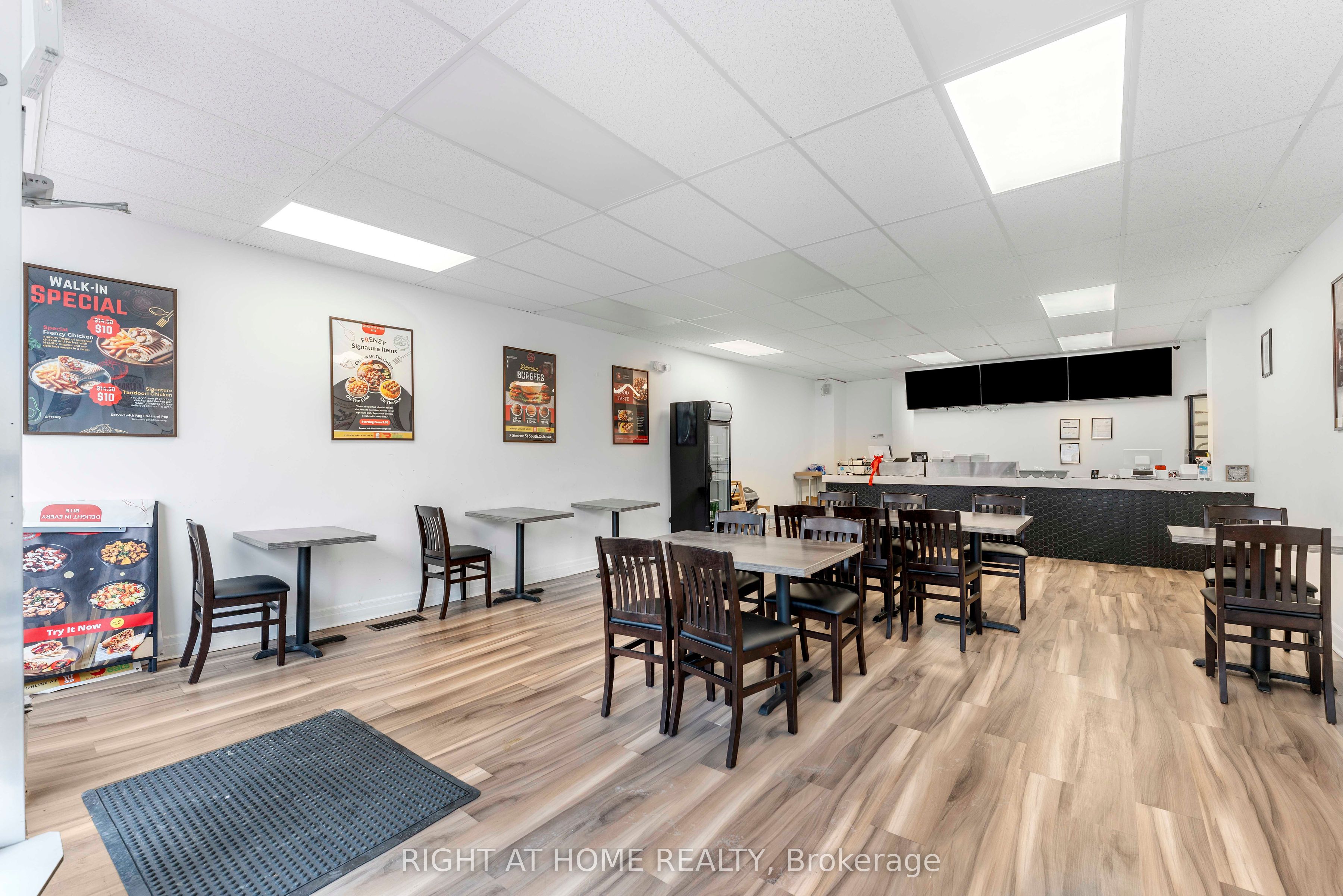 7 Simcoe St S Property Photo 2