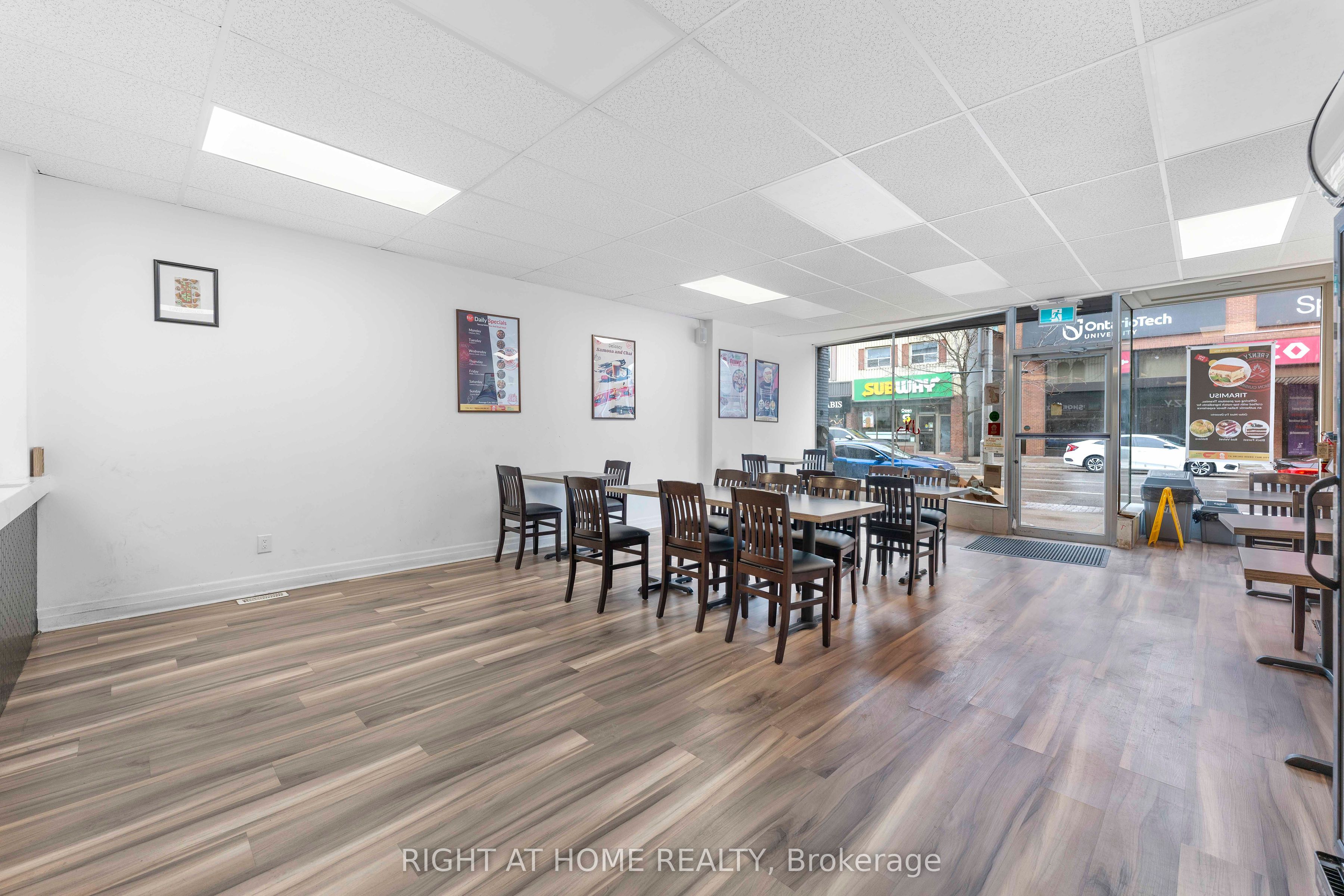 7 Simcoe St S Property Photo 4