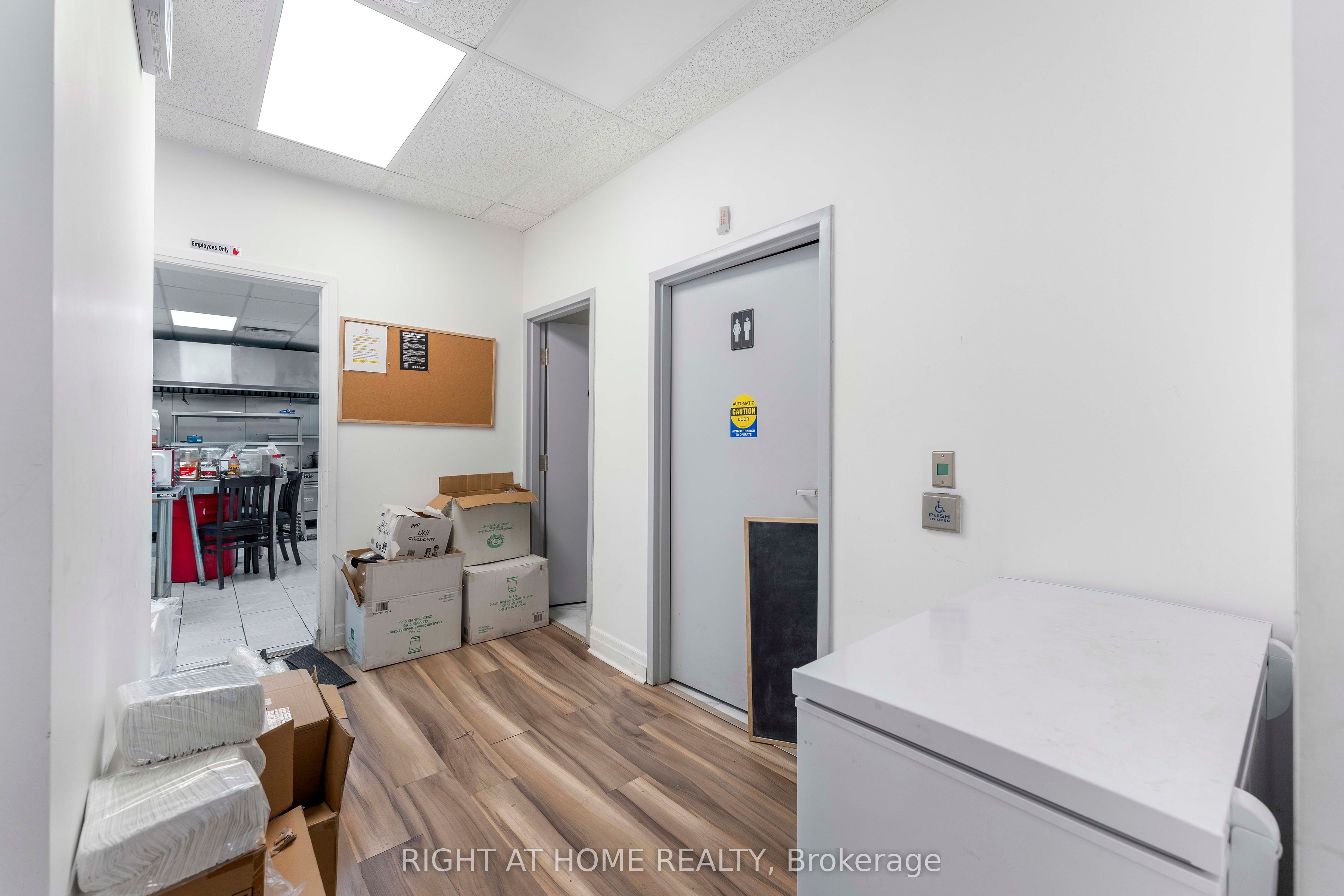 7 Simcoe St S Property Photo 6