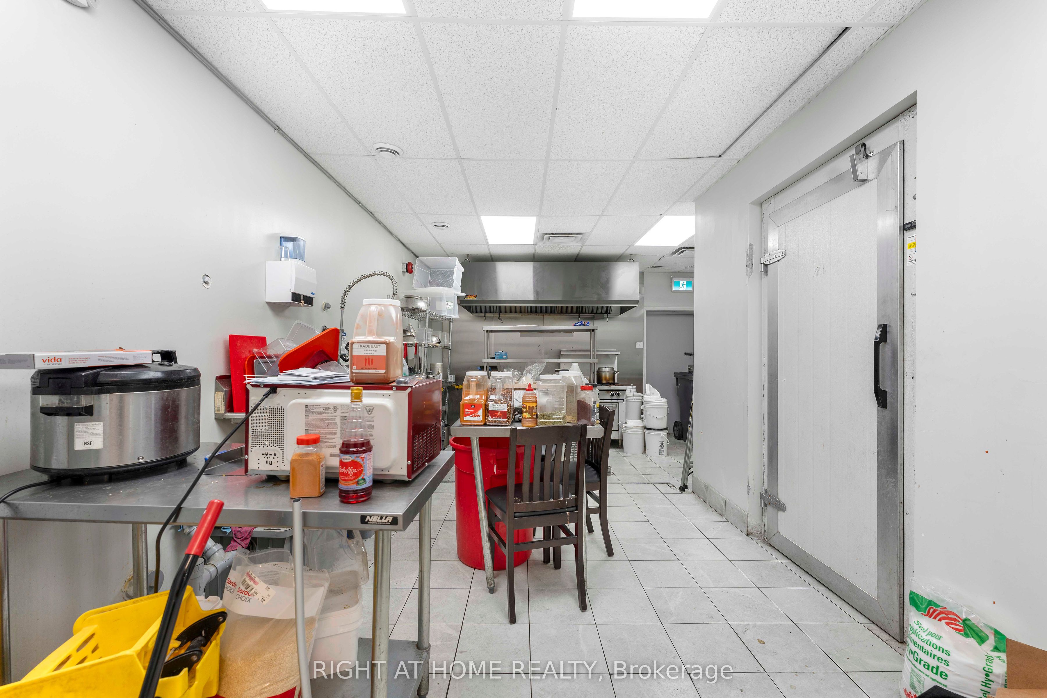 7 Simcoe St S Property Photo 7