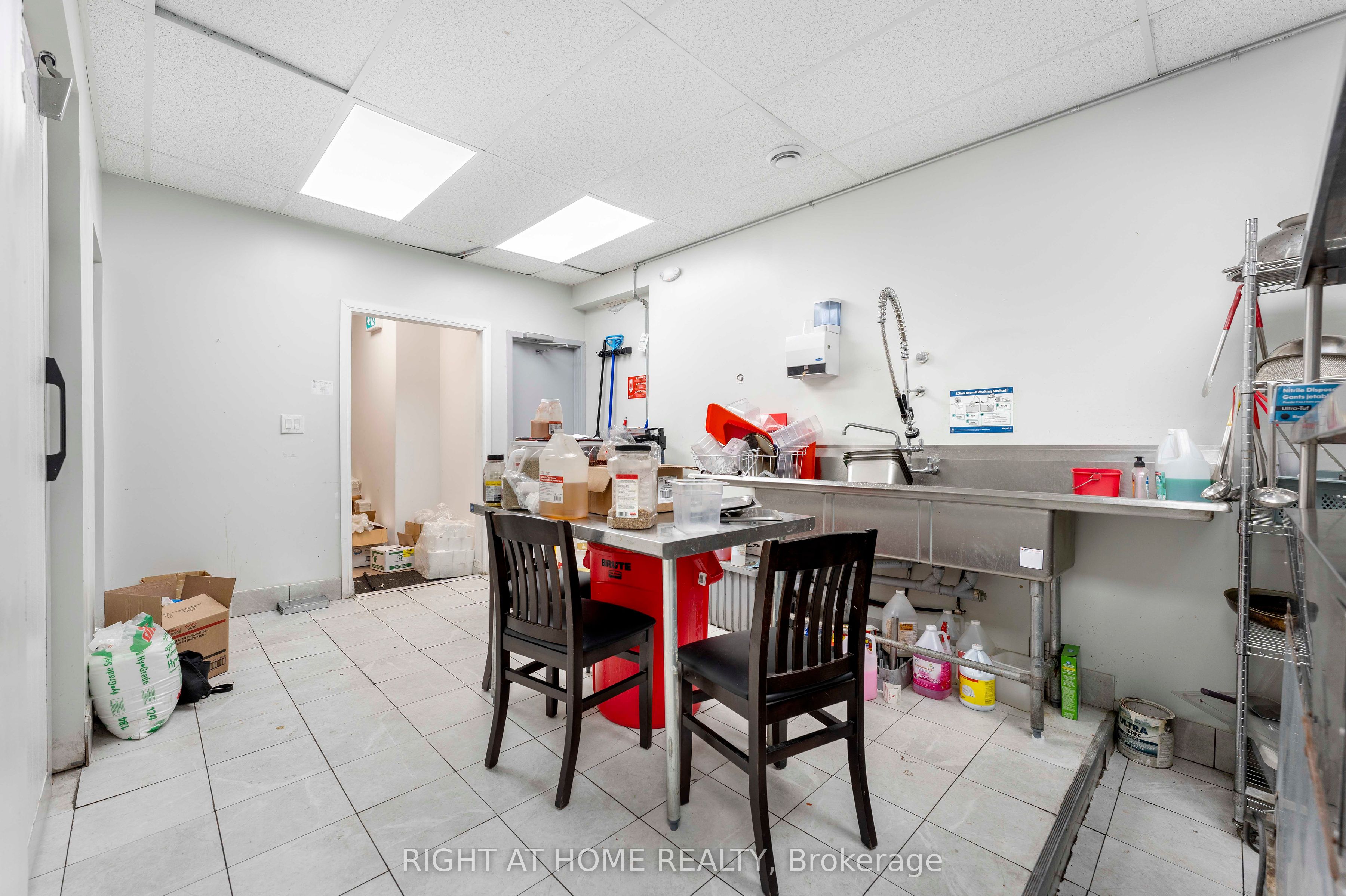 7 Simcoe St S Property Photo 9