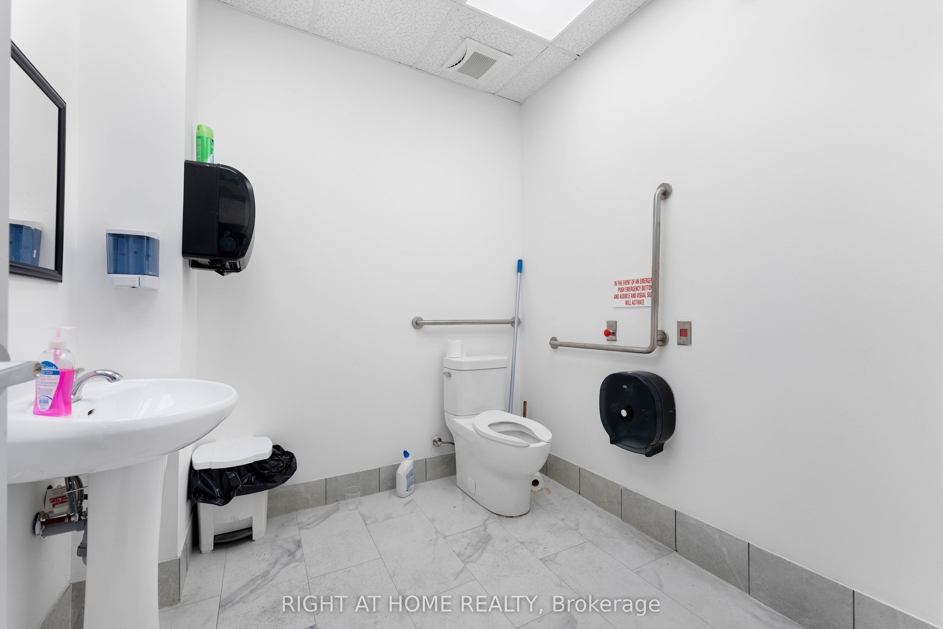 7 Simcoe St S Property Photo 11