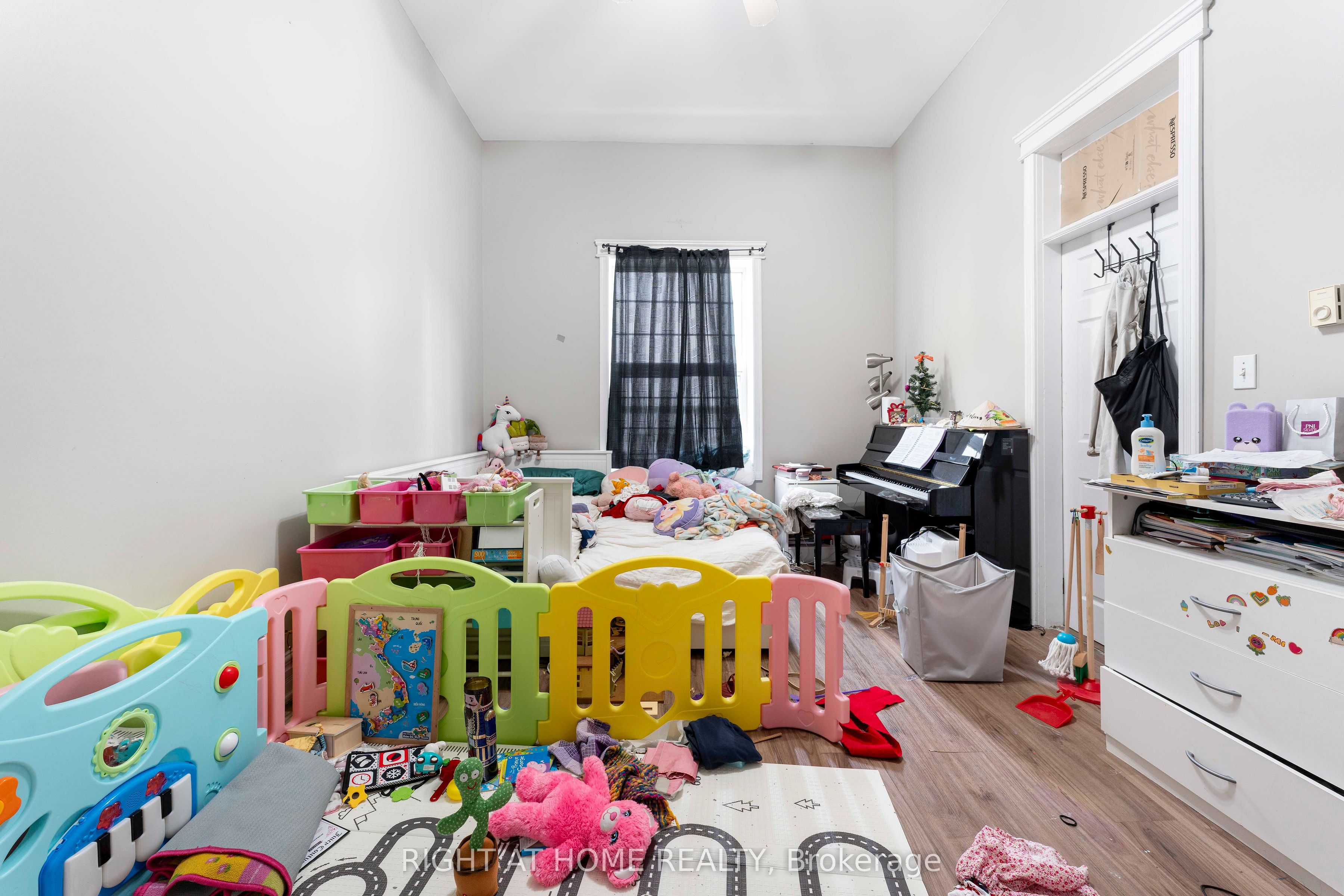 7 Simcoe St S Property Photo 12