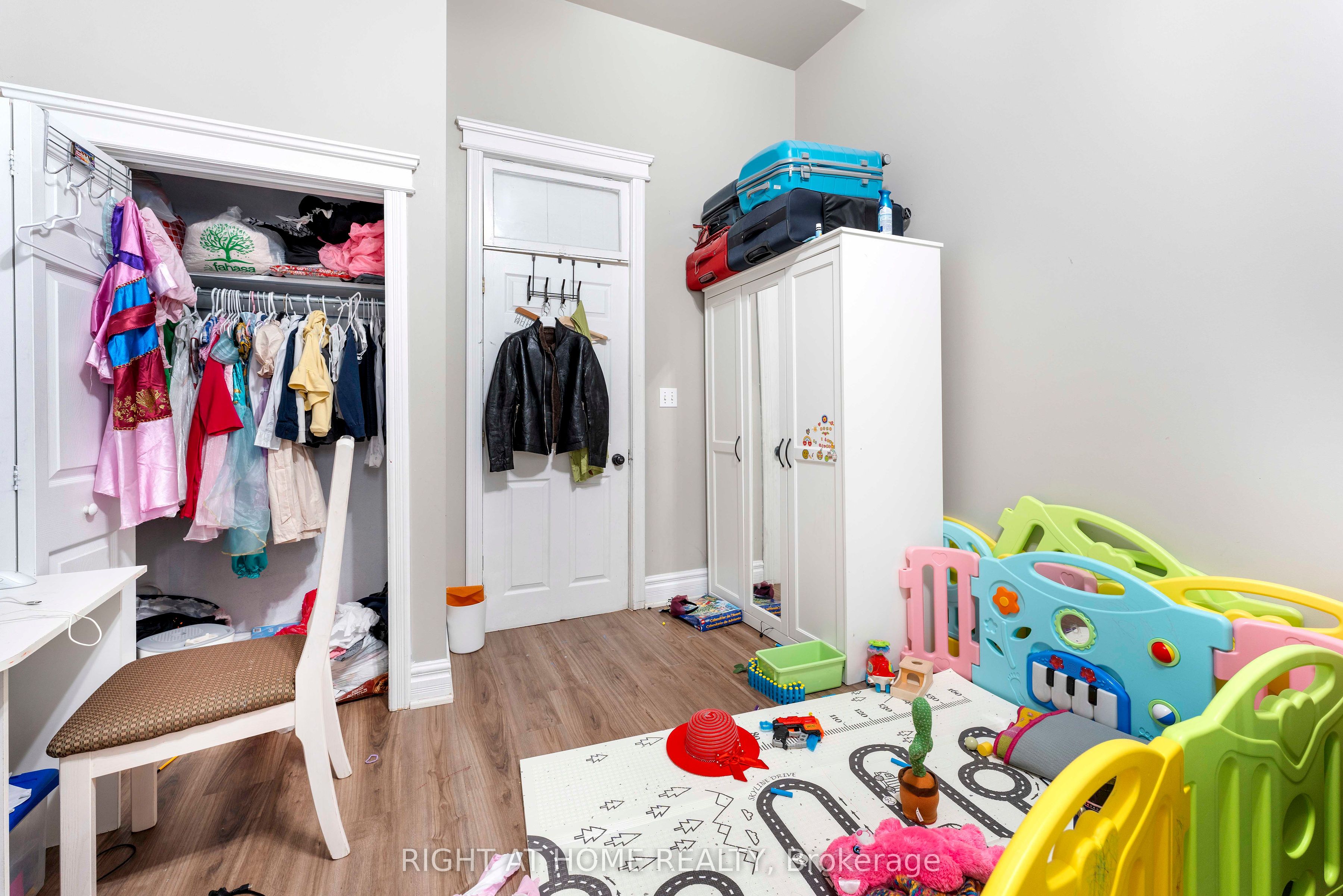7 Simcoe St S Property Photo 13