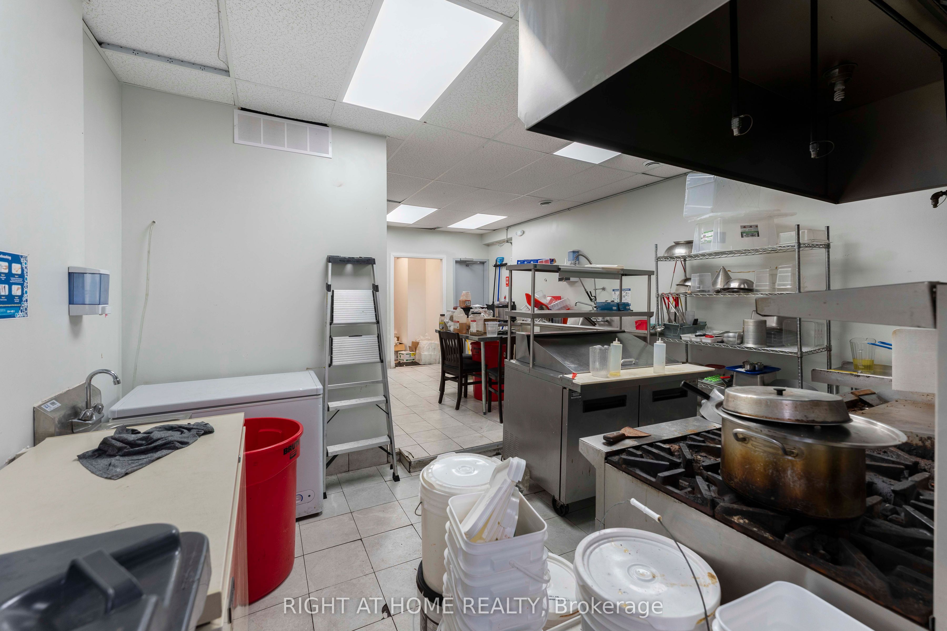 7 Simcoe St S Property Photo 14
