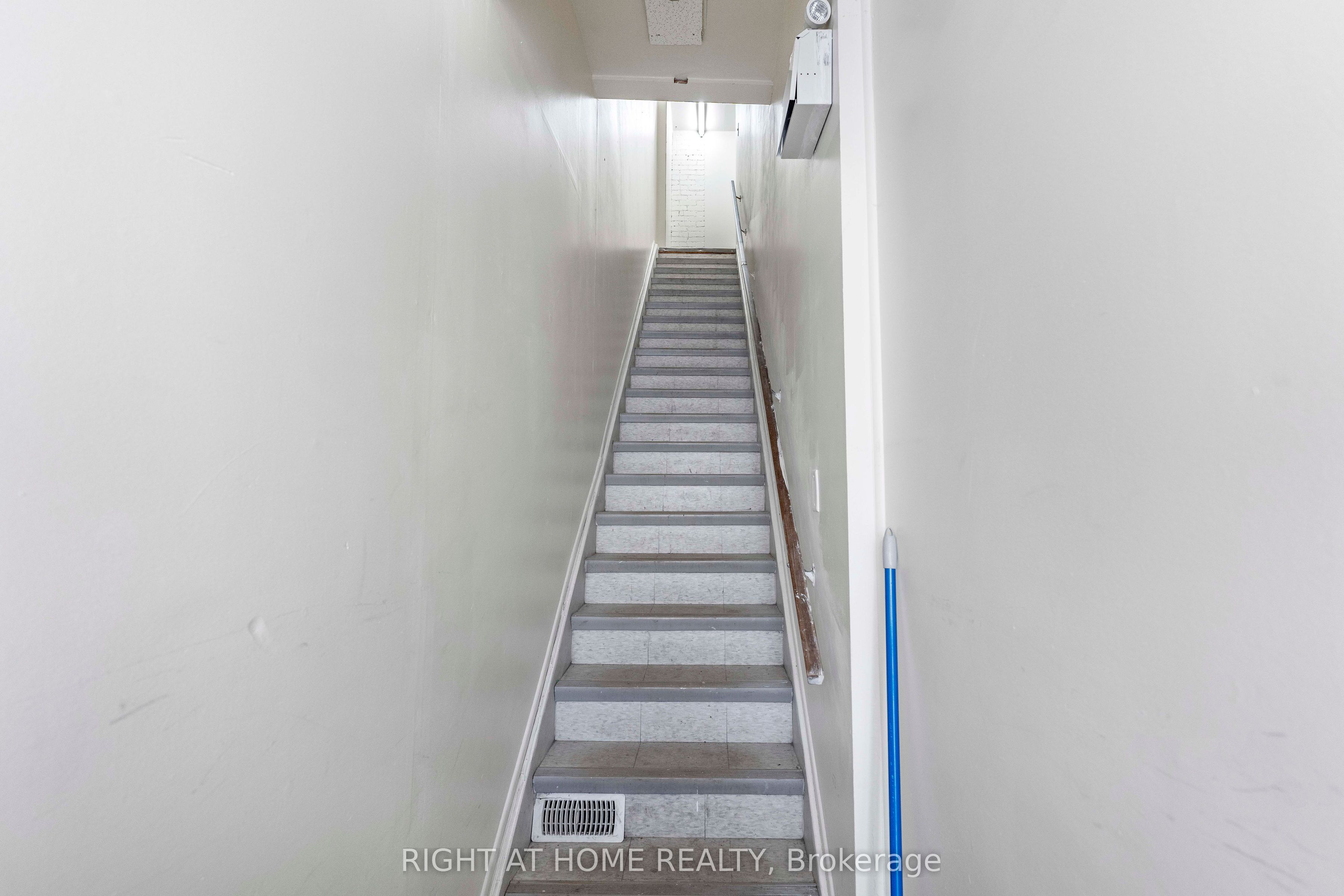 7 Simcoe St S Property Photo 15