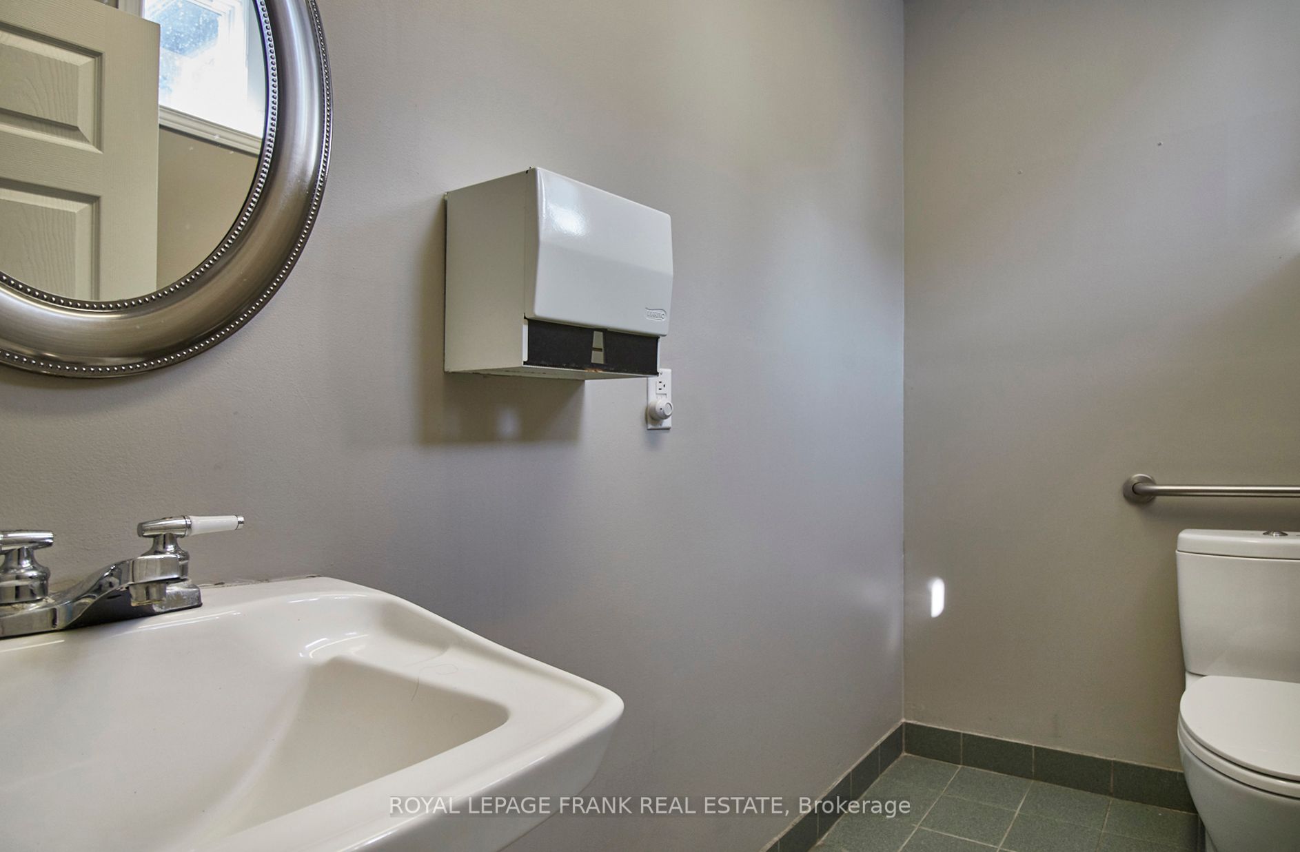 106 Colborne St E Property Photo 18