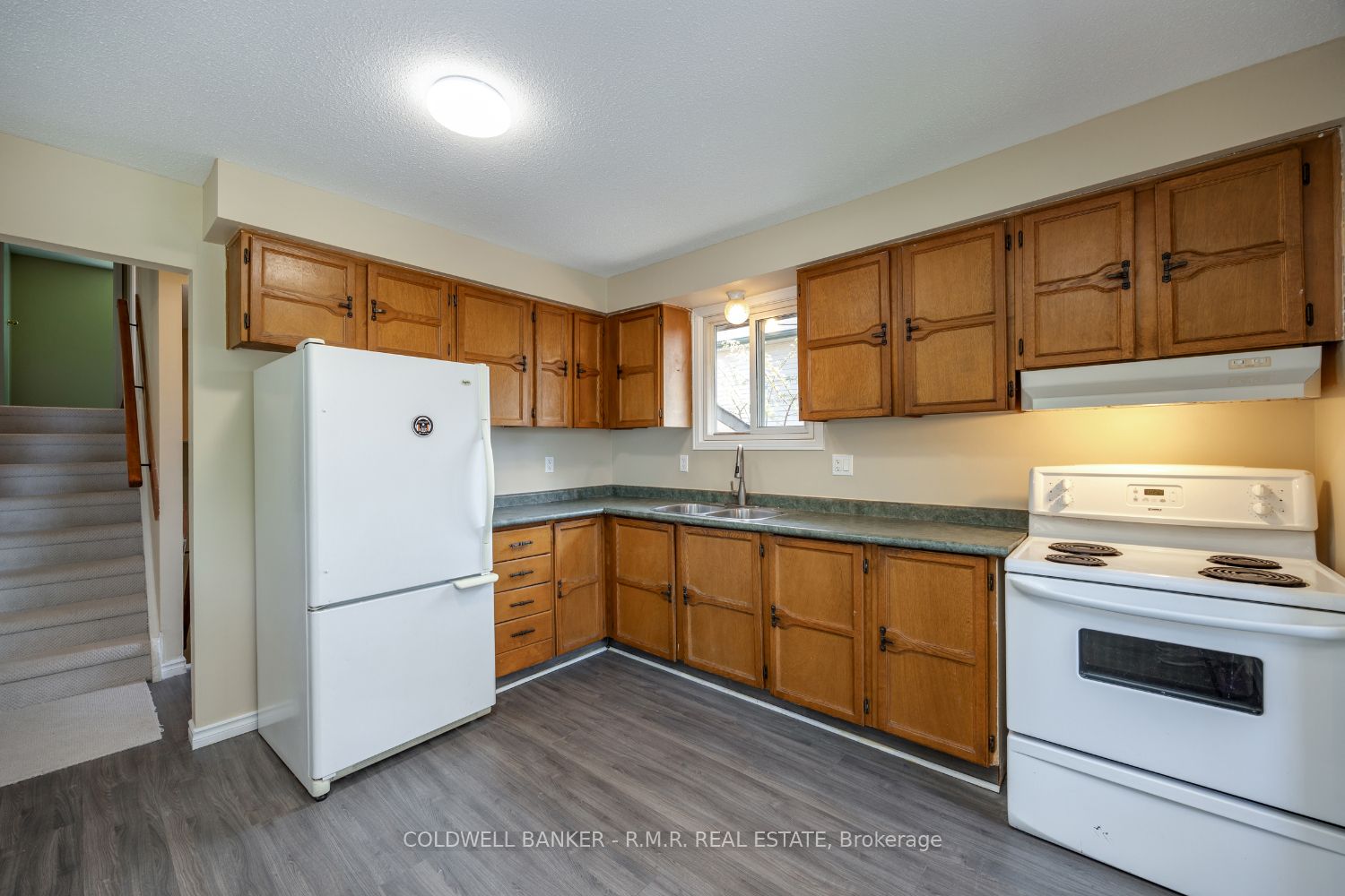 569 Grandview Street S Property Photo 2