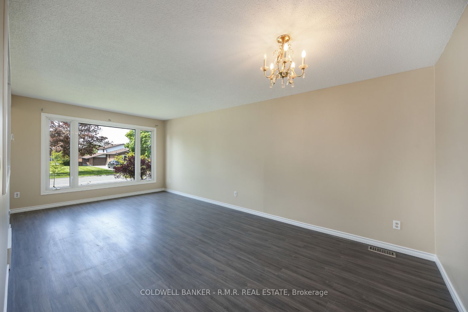 569 Grandview Street S Property Photo 5
