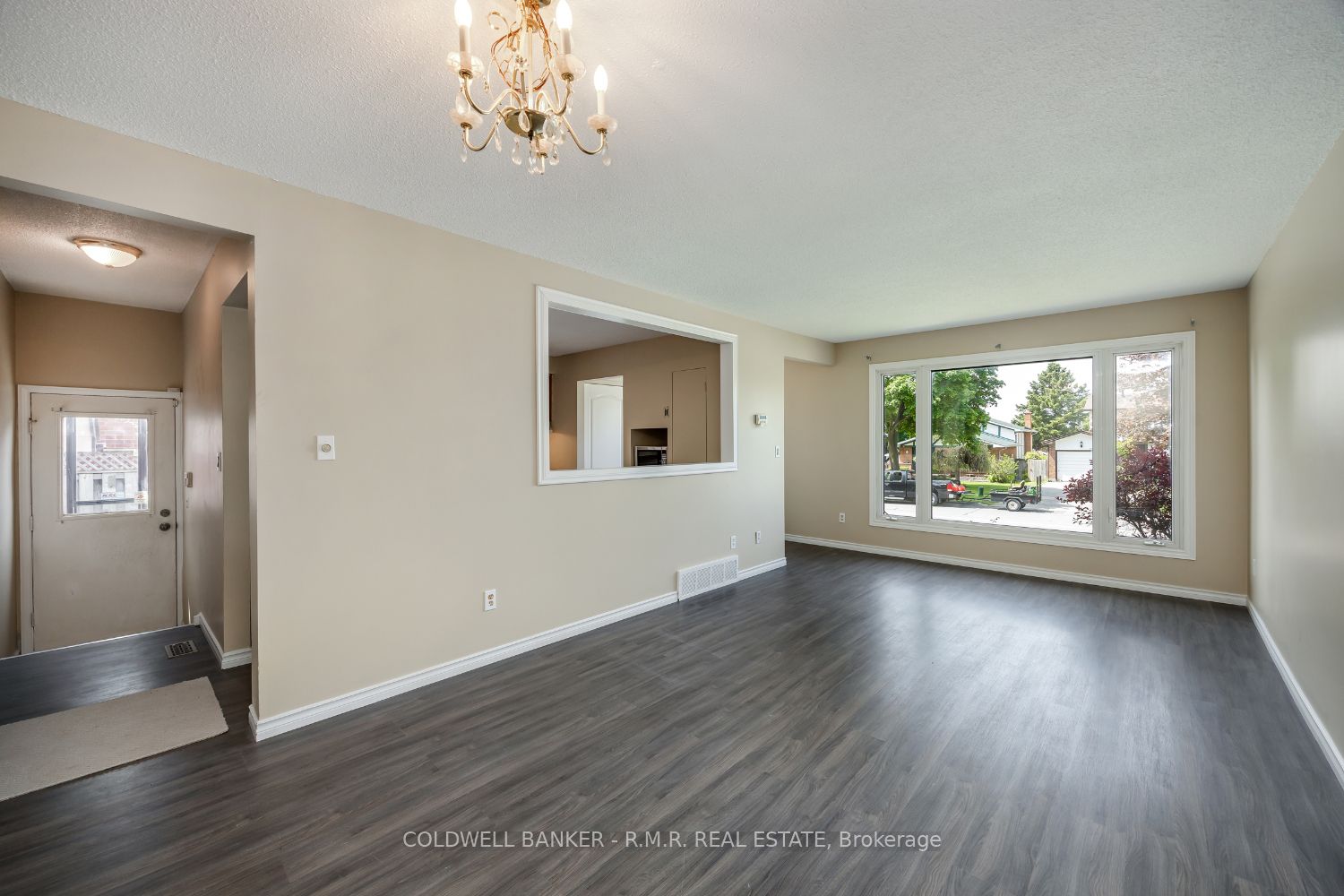 569 Grandview Street S Property Photo 6