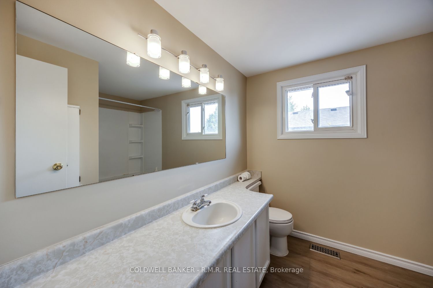 569 Grandview Street S Property Photo 12