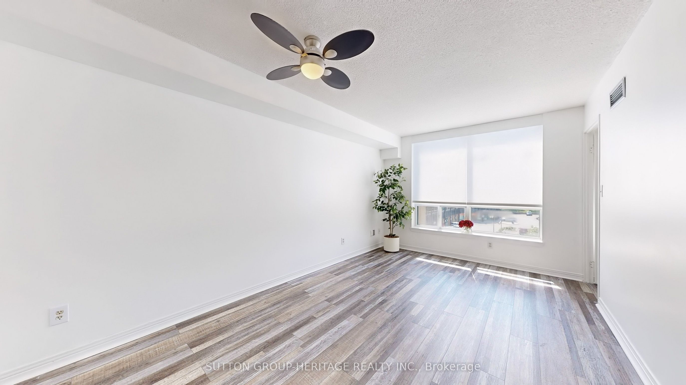 711 Rossland Road E 509 Property Photo 10