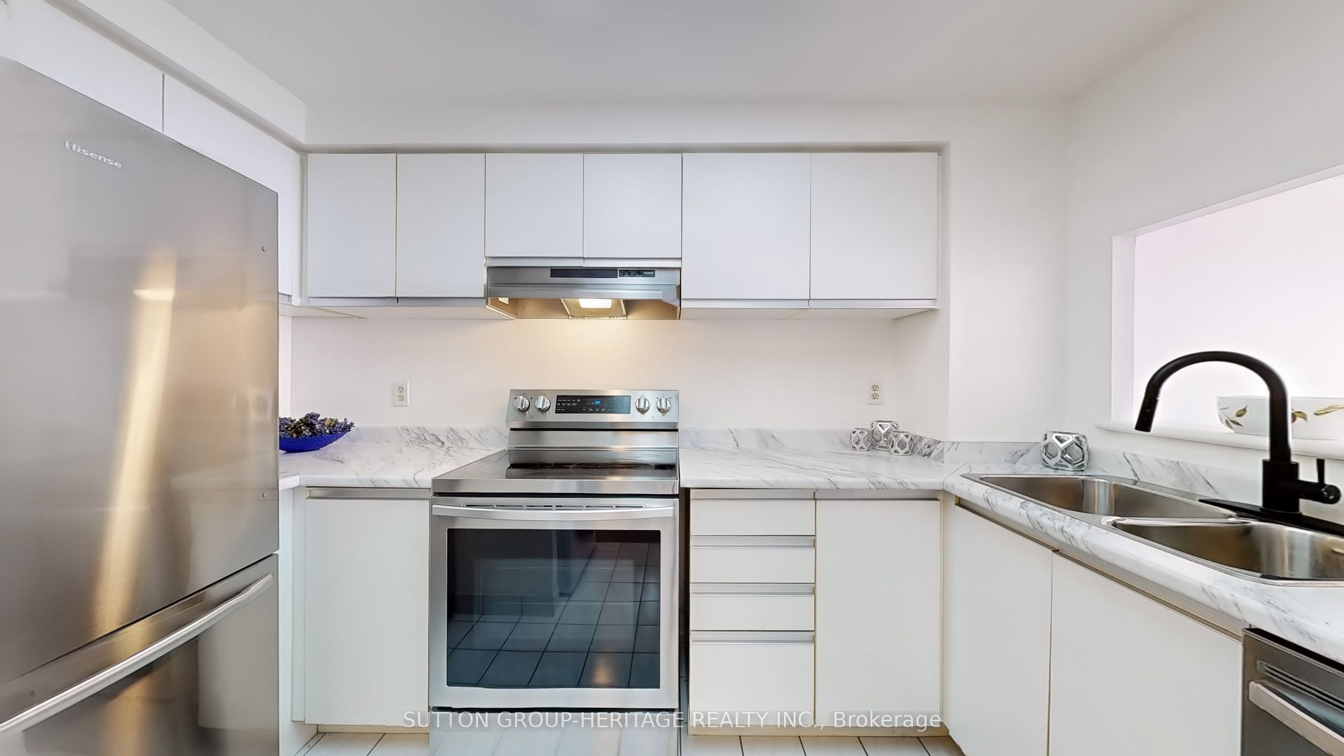 711 Rossland Road E 509 Property Photo 14