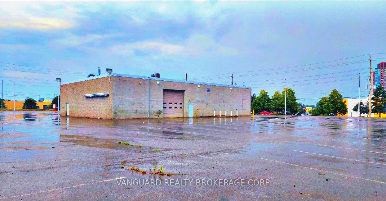 201 Bayly St W Property Photo 6