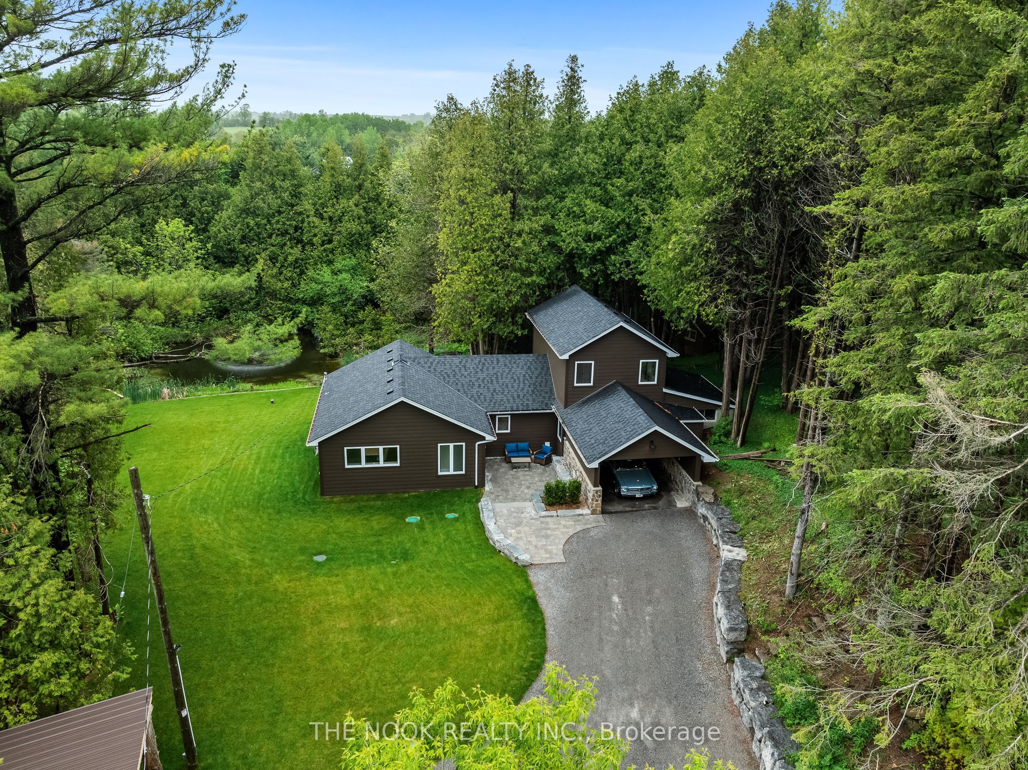 662 Raglan Rd W Property Photo 1
