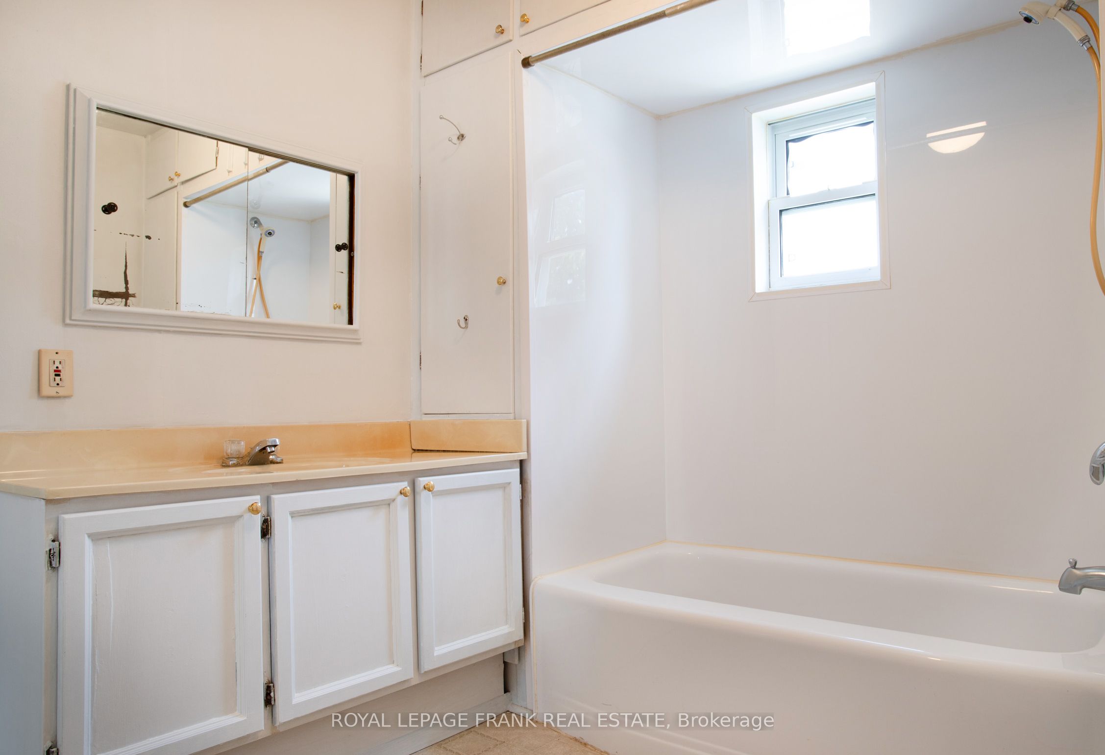 377 Adelaide Avenue W Property Photo 19