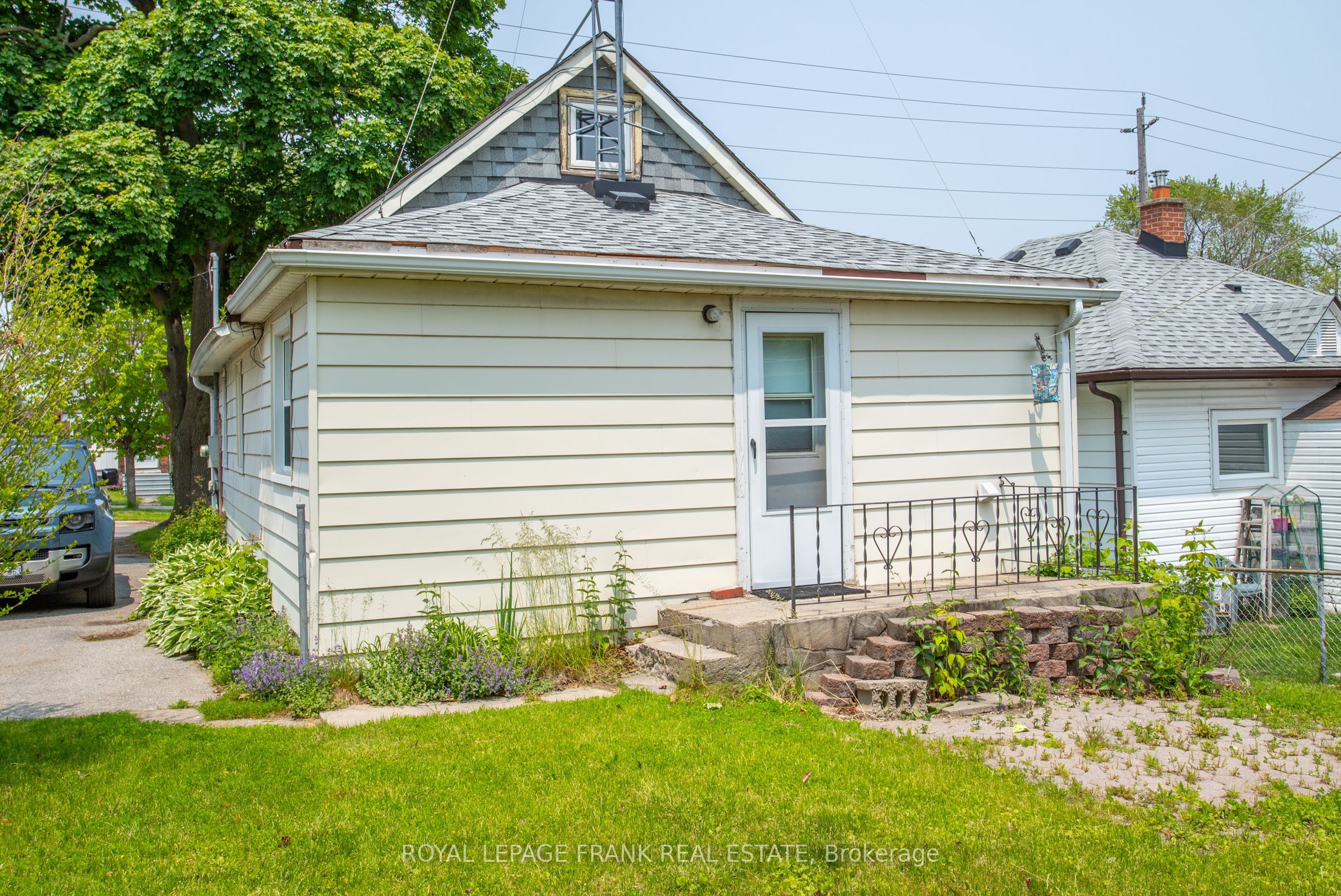 377 Adelaide Avenue W Property Photo 22