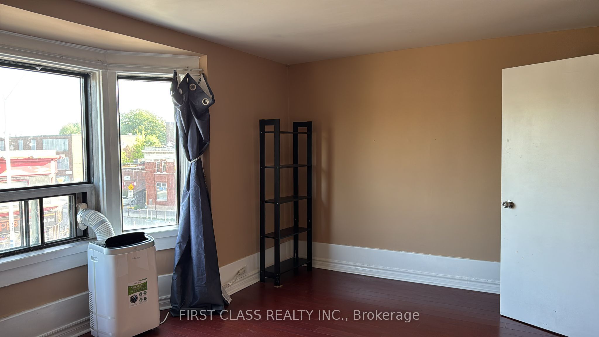 572 Danforth Ave Property Photo 2