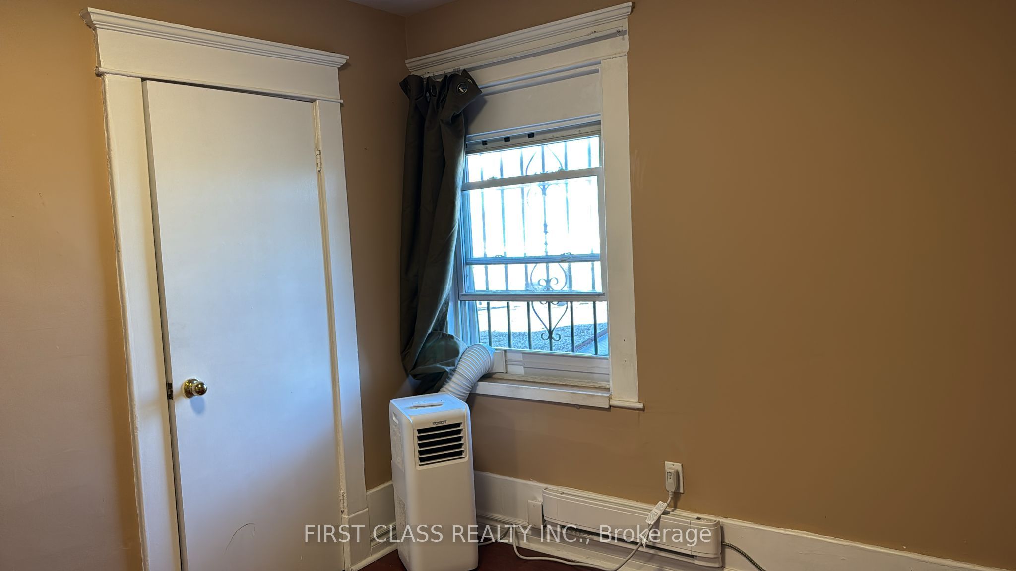 572 Danforth Ave Property Photo 3