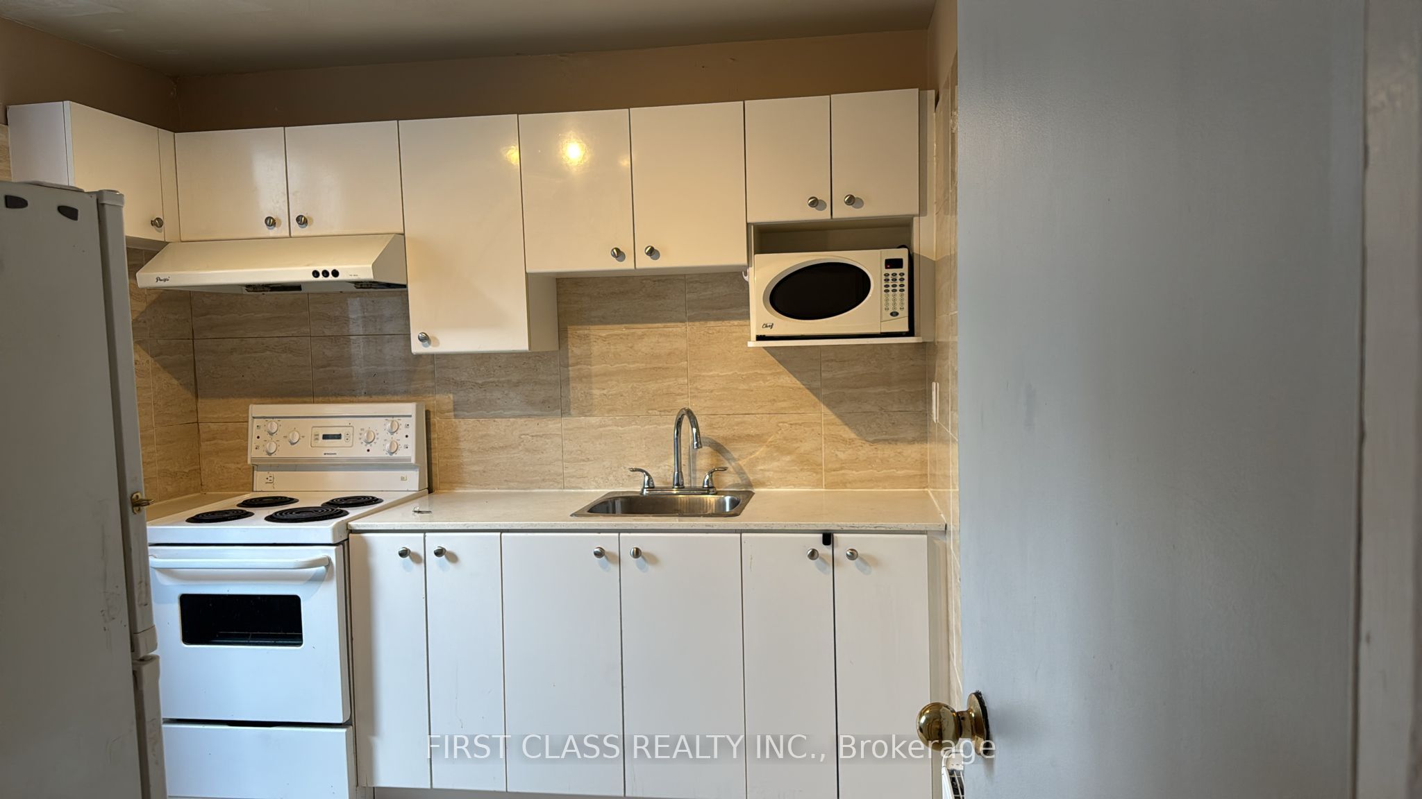 572 Danforth Ave Property Photo 5