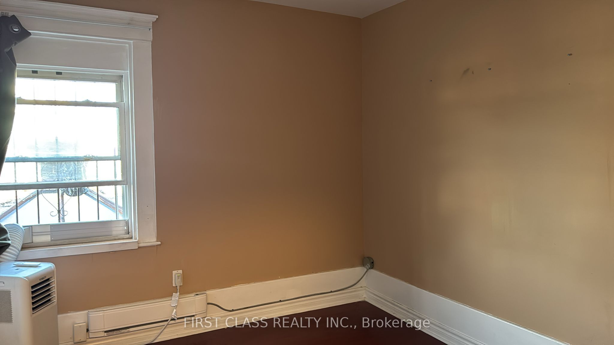 572 Danforth Ave Property Photo 7
