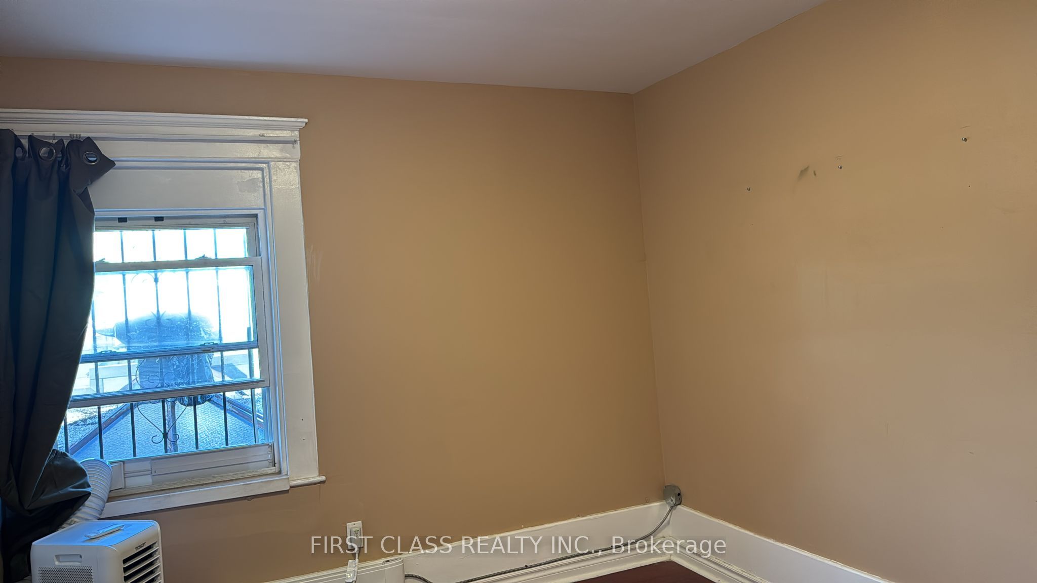 572 Danforth Ave Property Photo 8