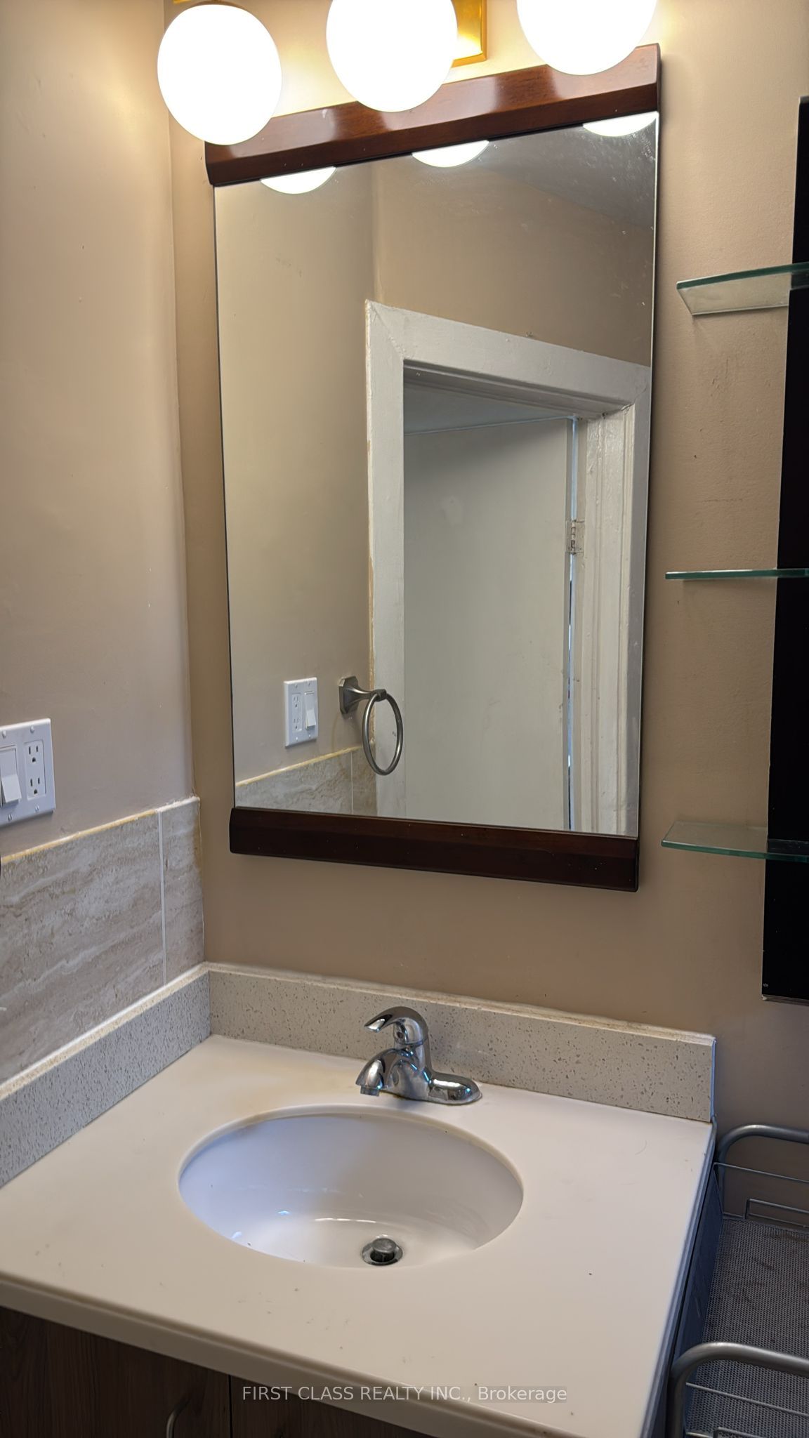 572 Danforth Ave Property Photo 10