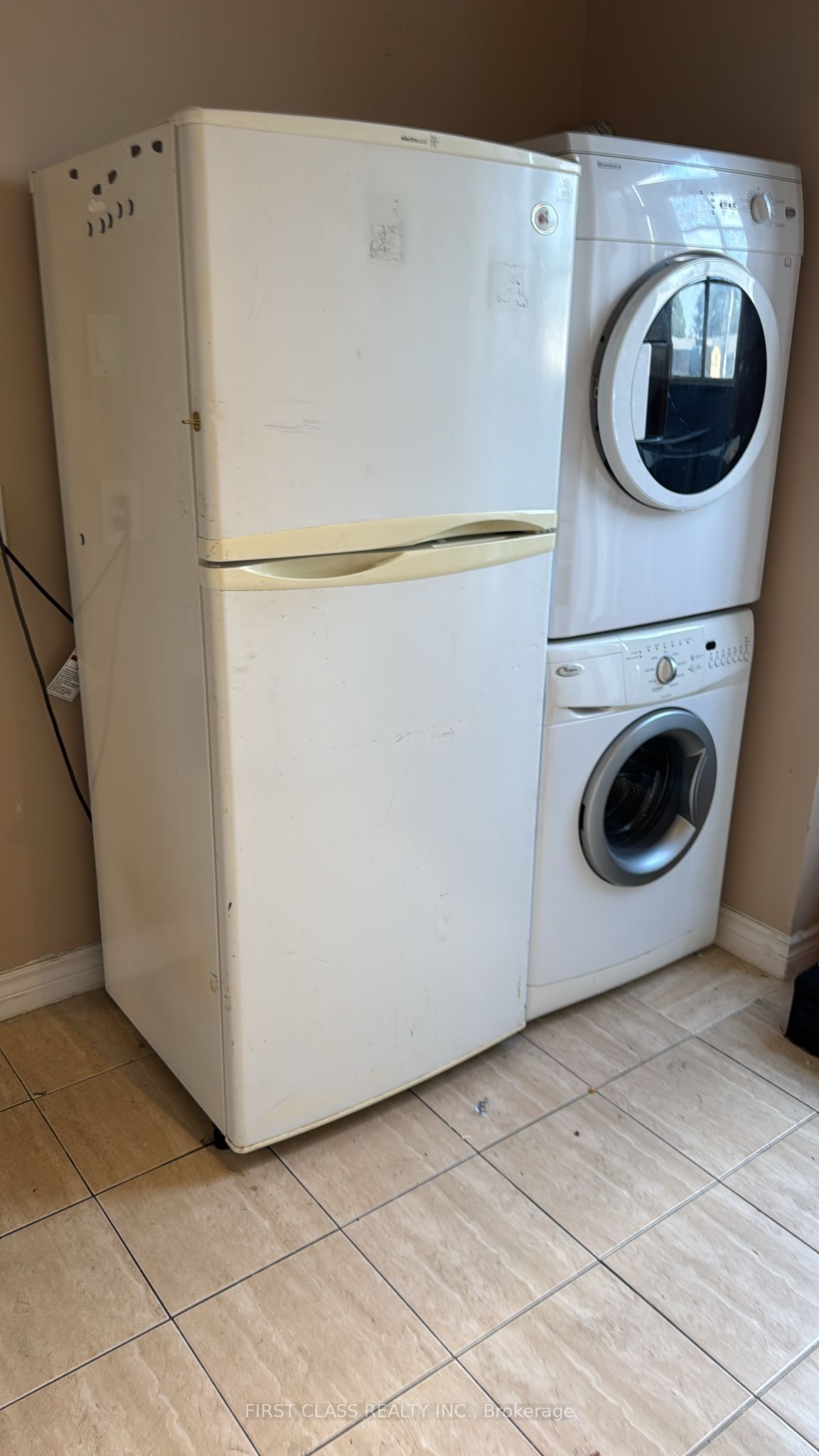 572 Danforth Ave Property Photo 12