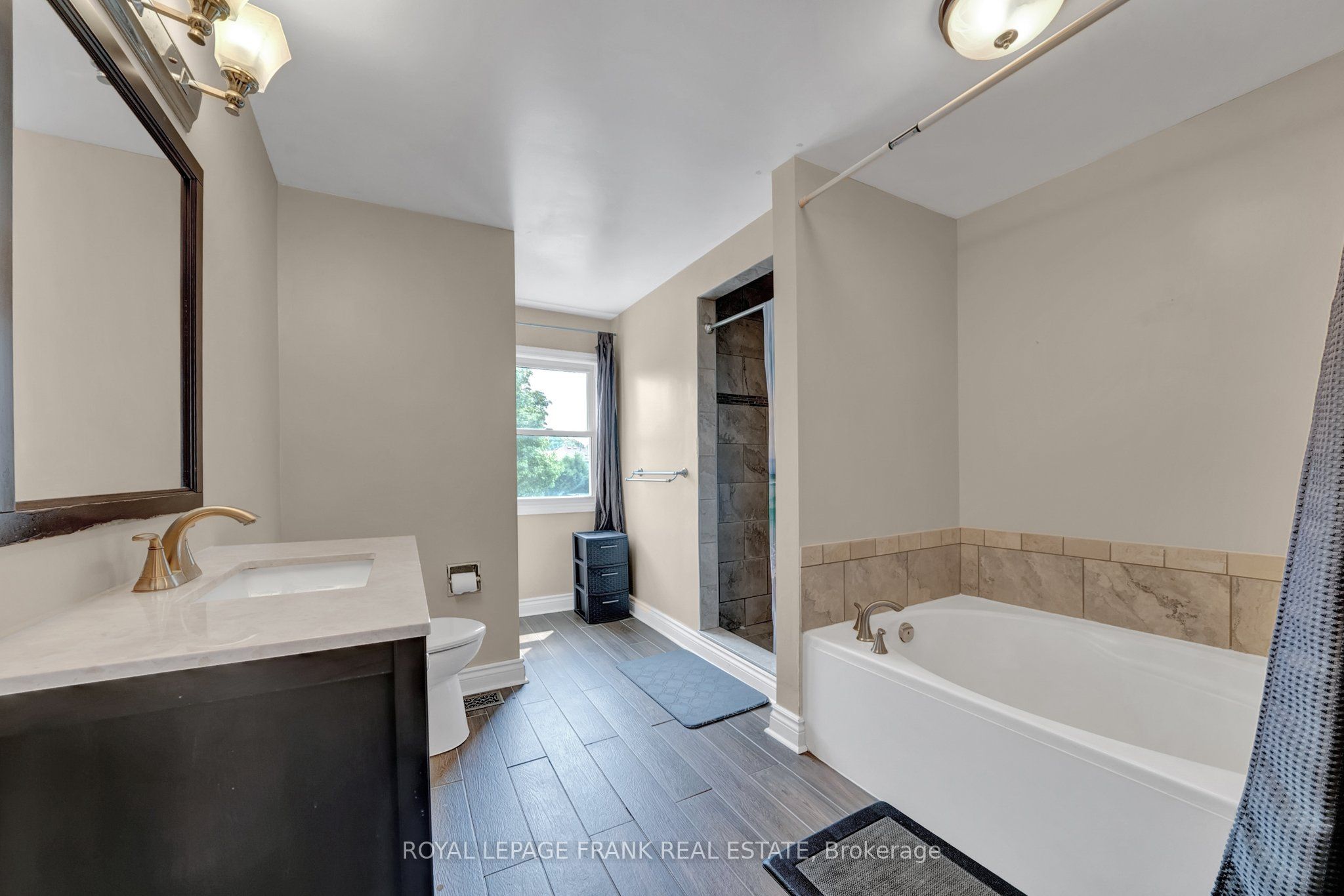 848 Attersley Drive Property Photo 23