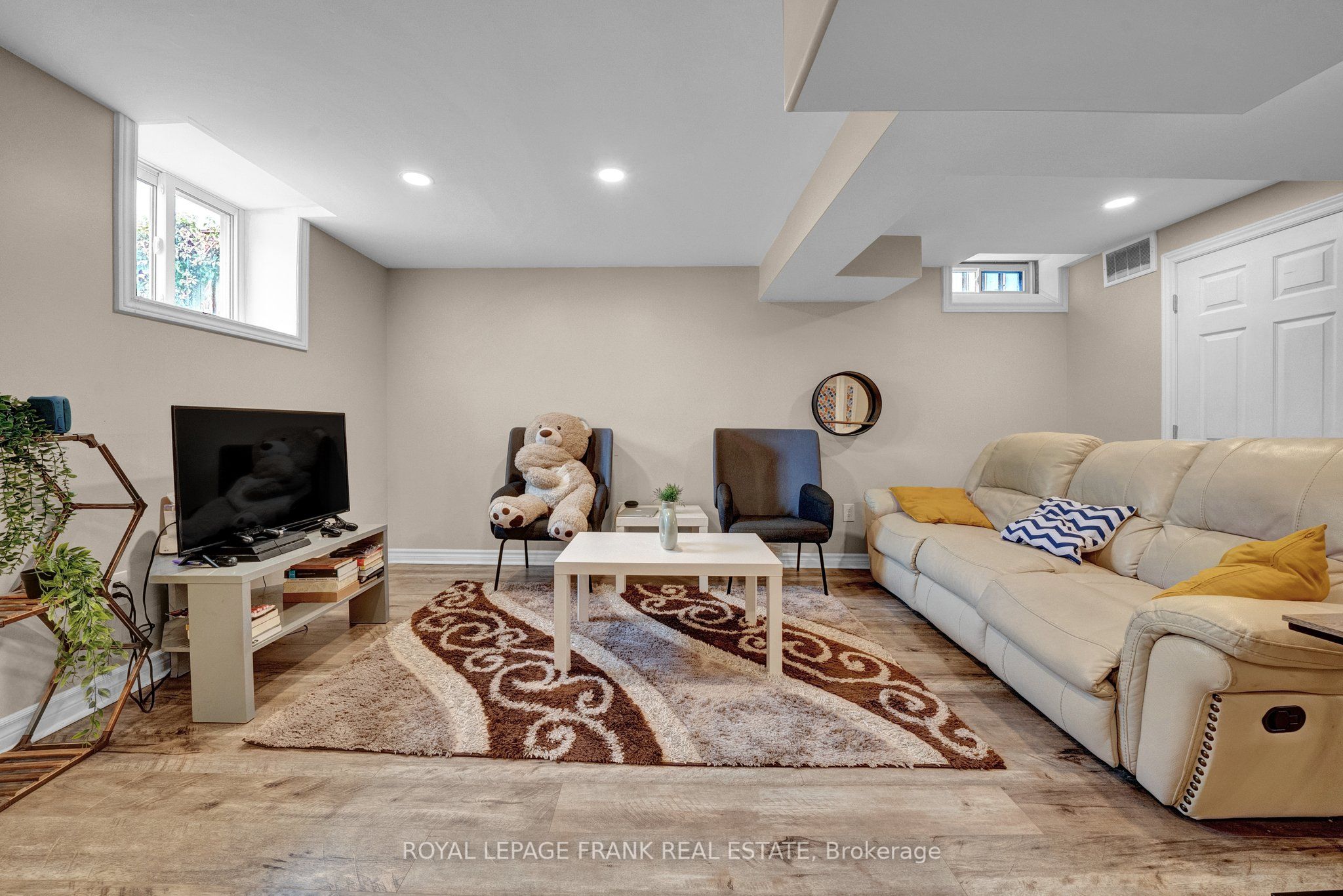 848 Attersley Drive Property Photo 32