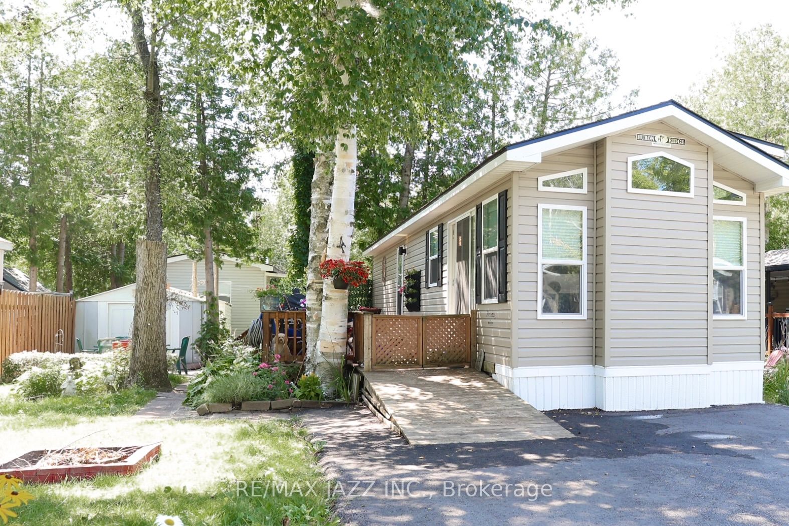 225 Platten Blvd Property Photo 1