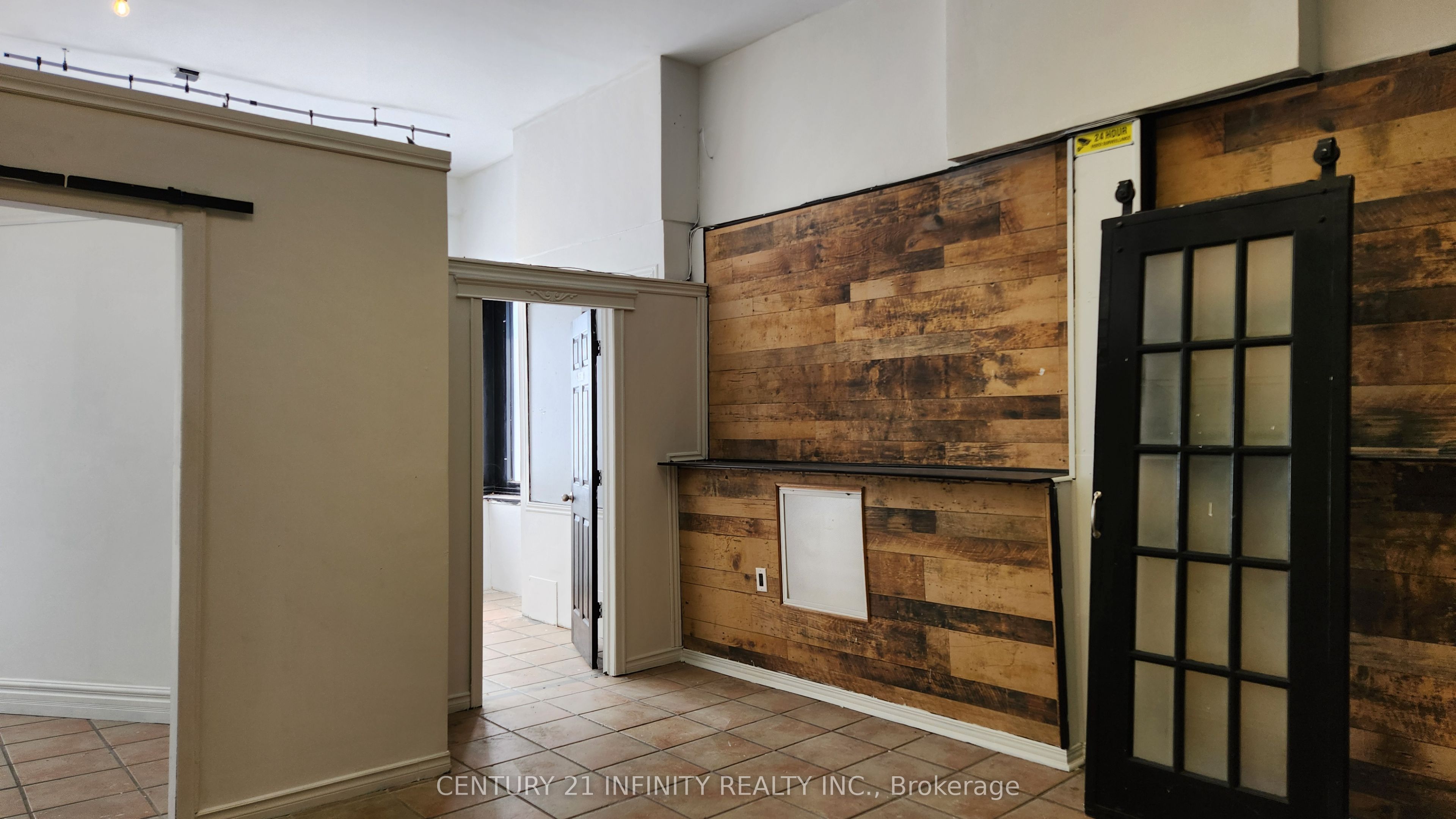 142 Simcoe Street S Property Photo 1