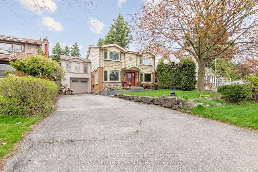6 Redland Crescent E Property Photo 3