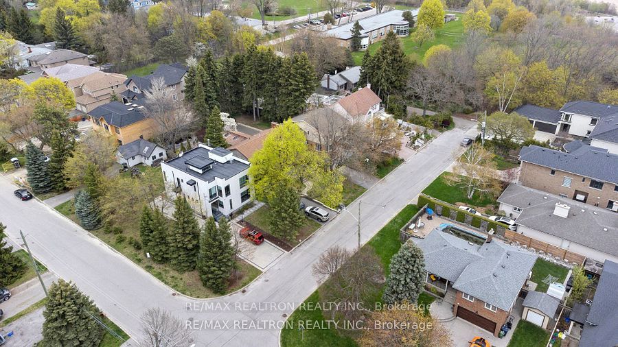 6 Redland Crescent E Property Photo 5