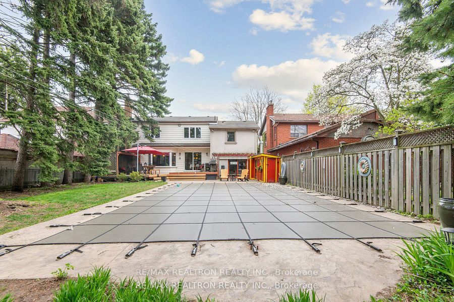 6 Redland Crescent E Property Photo 7